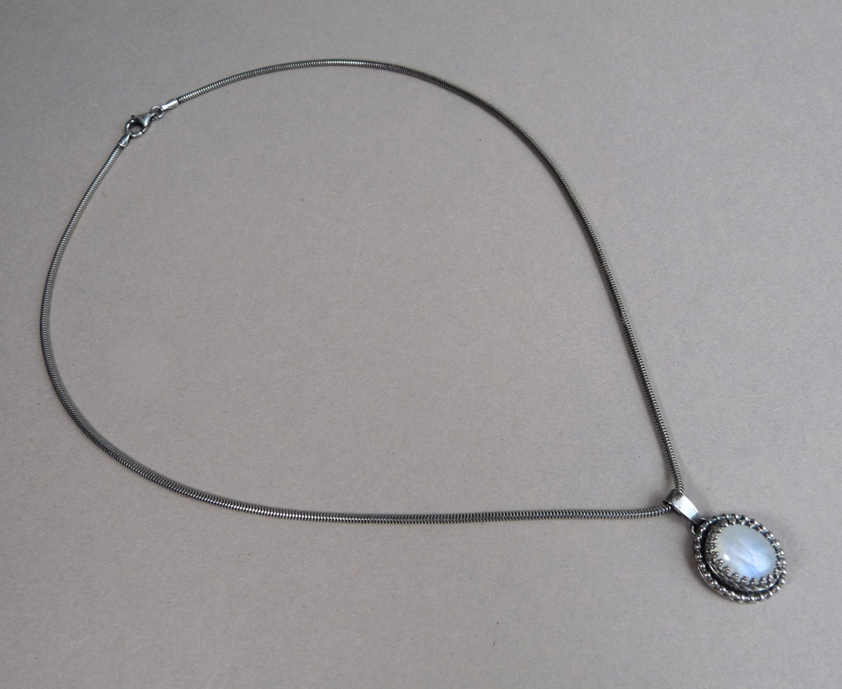 Zilveren ketting met Maansteen hanger