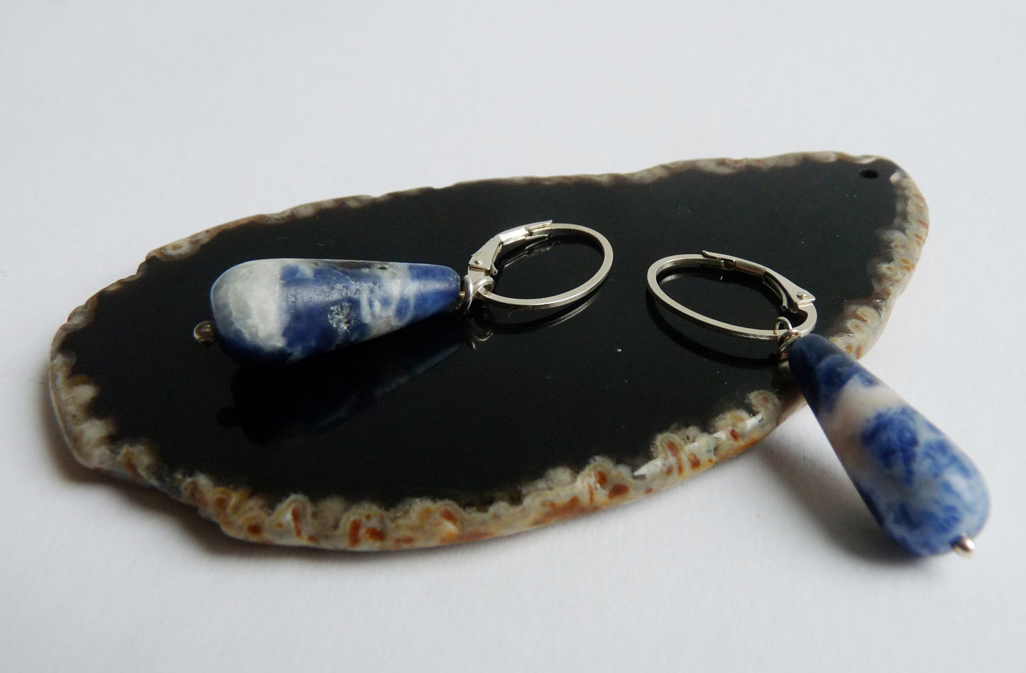 druppelvormige sodaliet oorbellen zilver