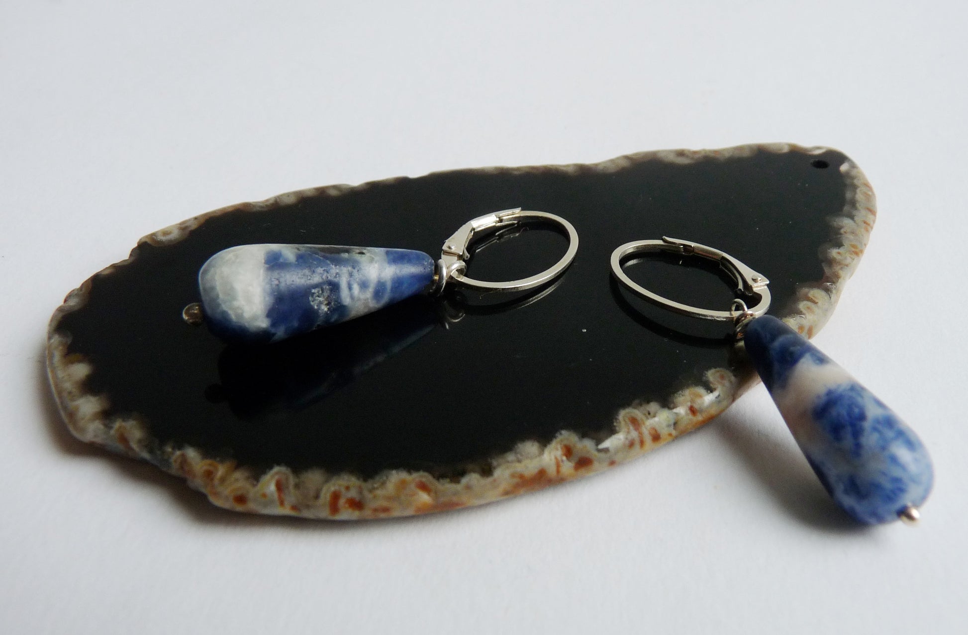 druppelvormige sodaliet oorbellen zilver