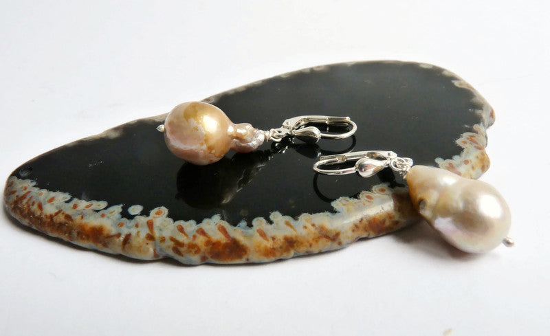 Tropfenförmige Süßwasserperlenohrringe mit Klapphaken aus Sterlingsilber