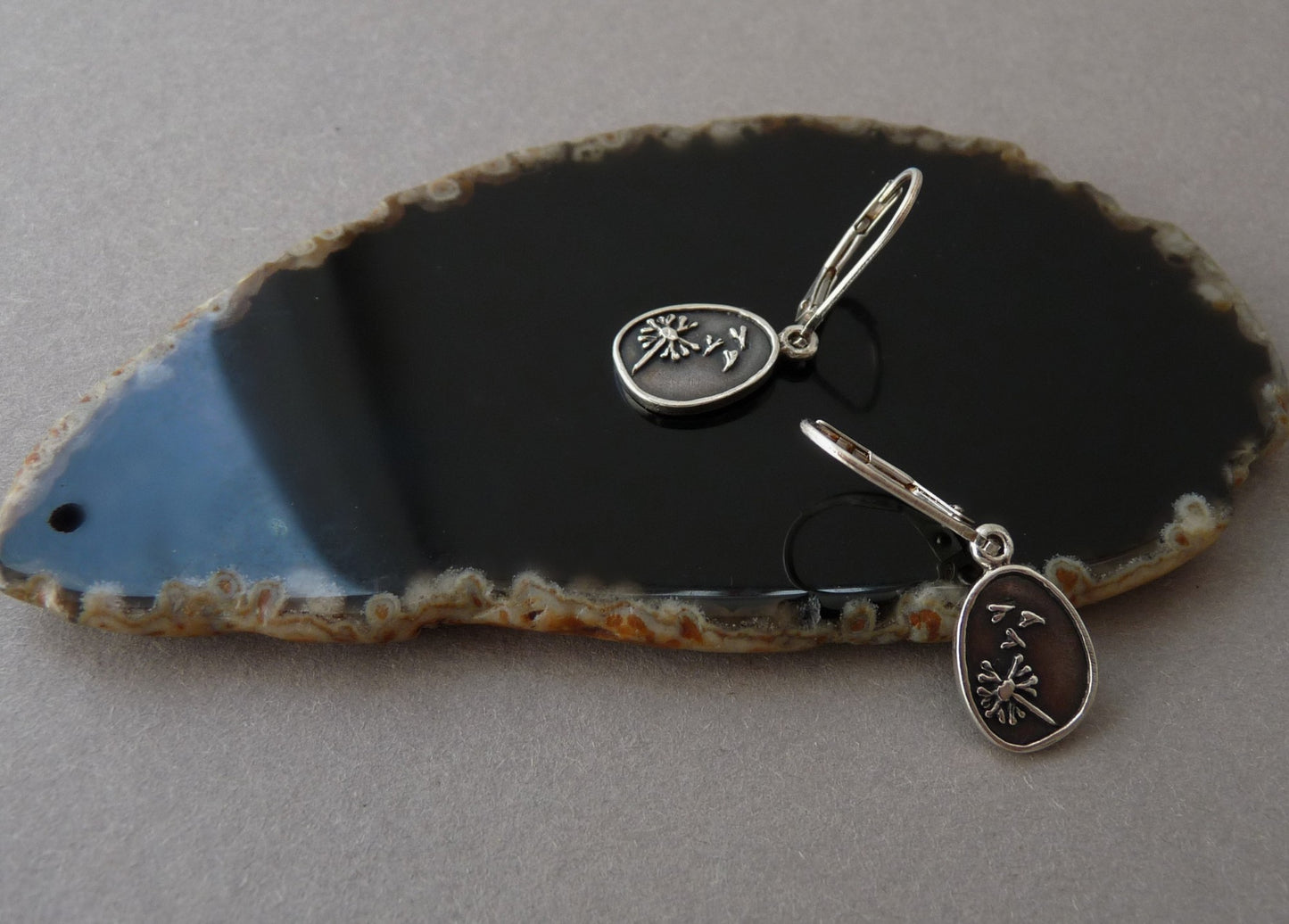 Sterling zilveren oorbellen met paardebloem – ovale hangers met klaphaakjes