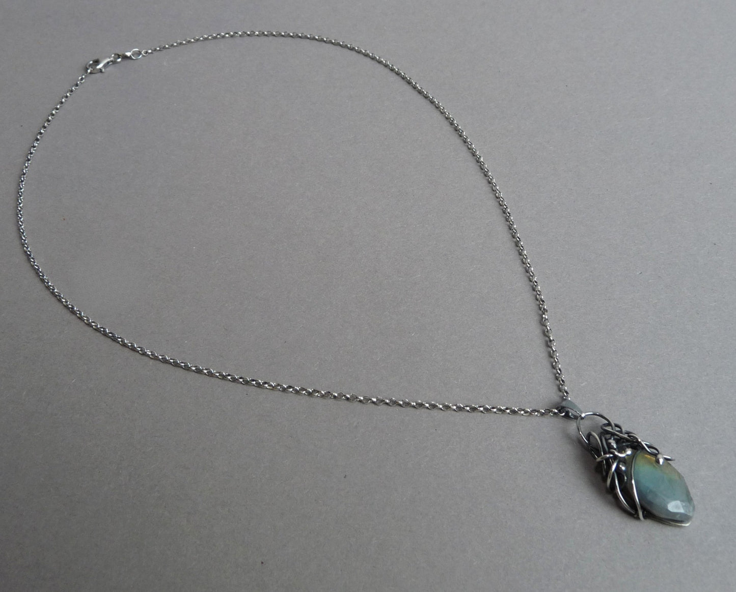 Zilveren ketting met Labradoriet hanger