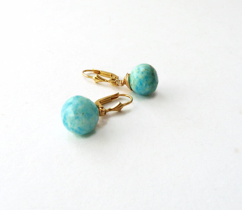 Gouden oorbellen met Amazoniet druppels – azuurblauwe statement oorbellen