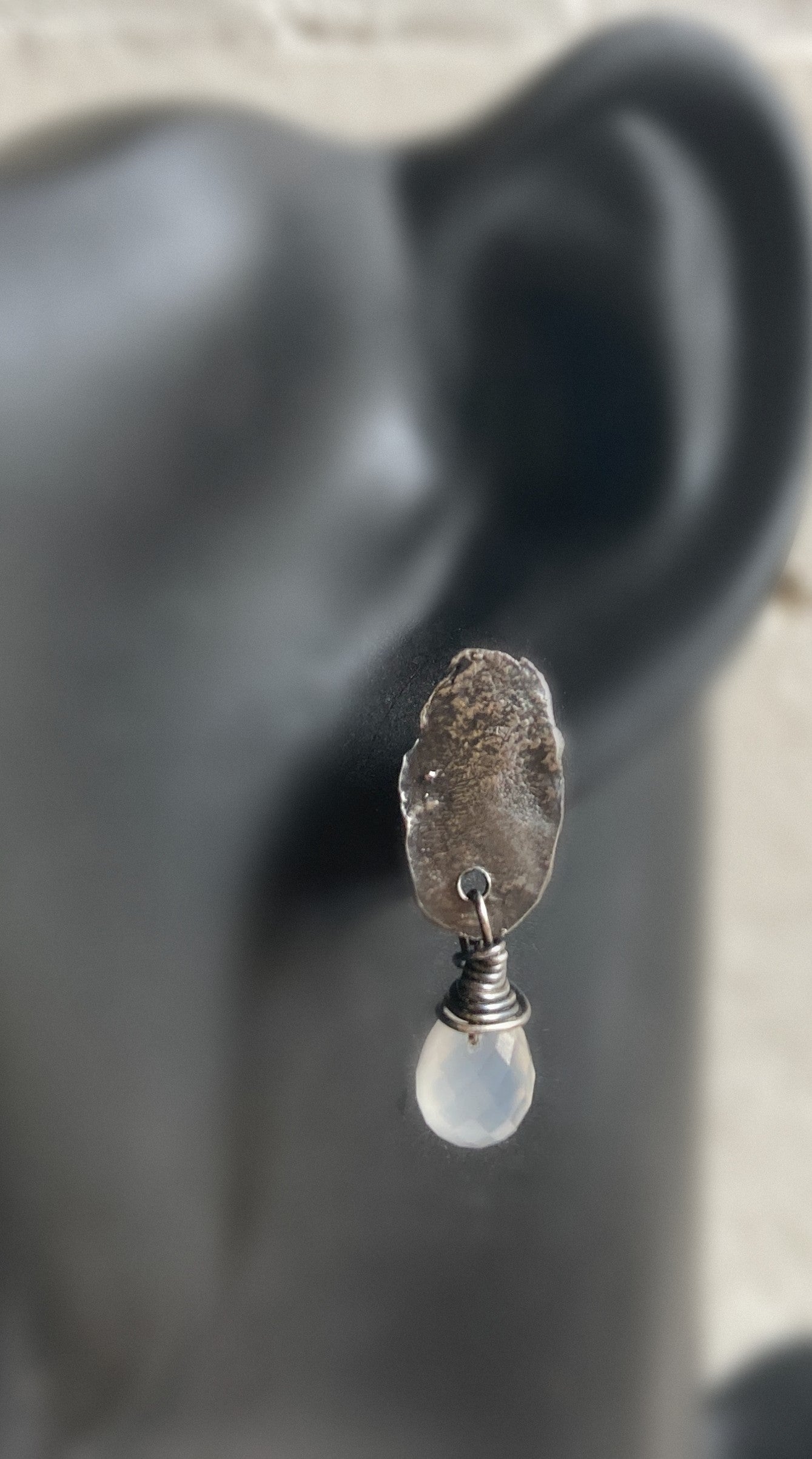 Handgefertigte Ohrringe aus Sterlingsilber mit Mondsteintropfen