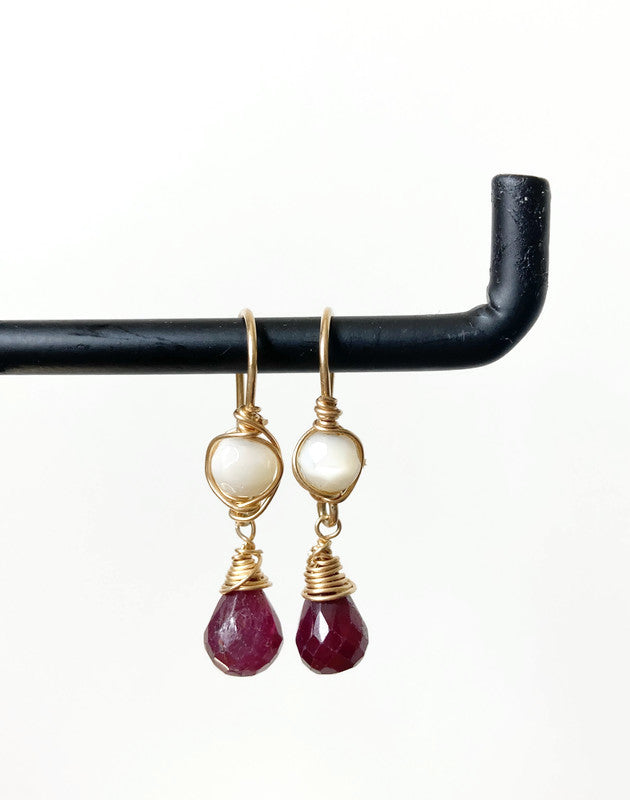 14k Goldfilled oorbellen met Parelmoer en Robijn