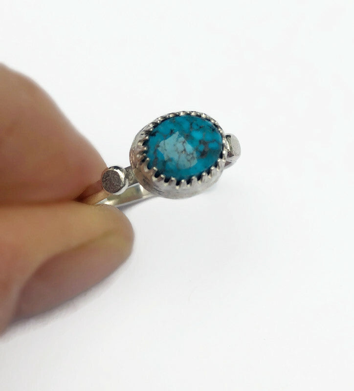Handgefertigter Silberring mit türkisfarbenem Stein