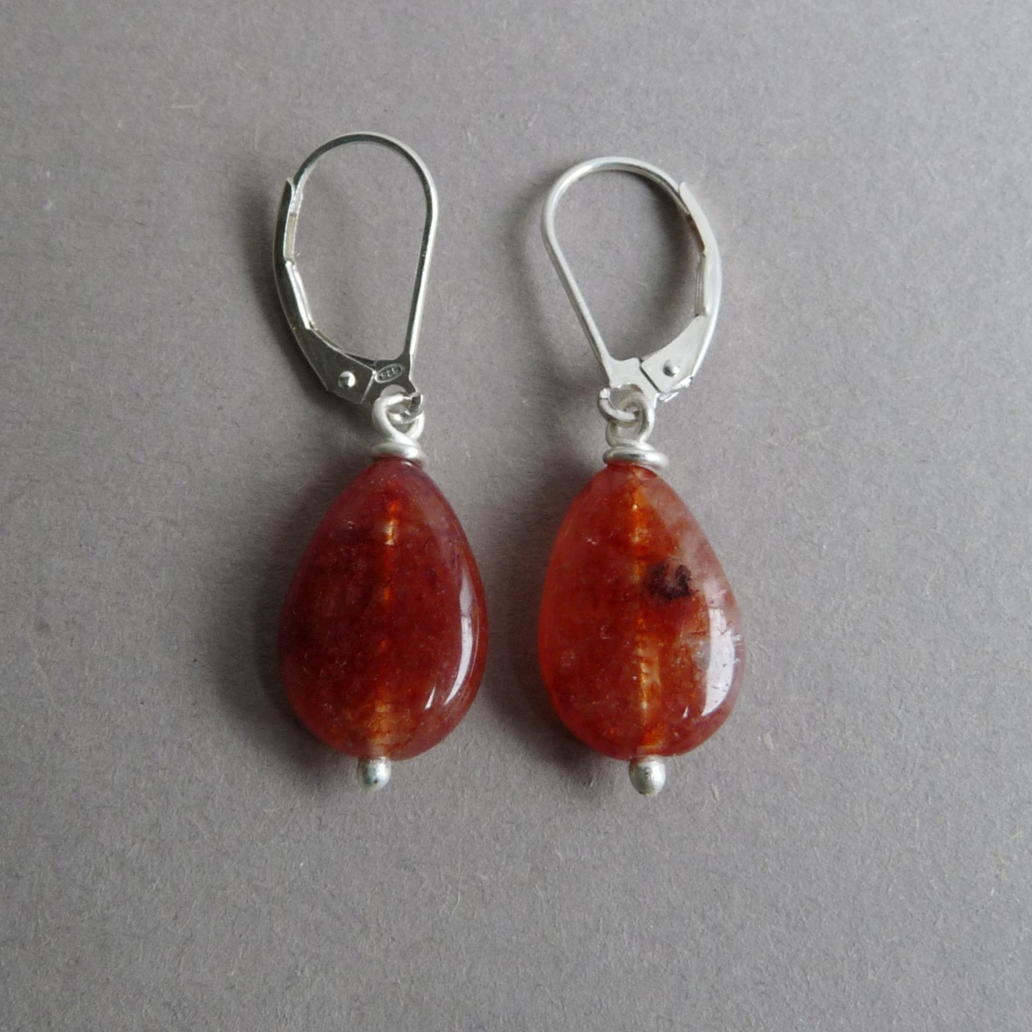 Zilveren oorbellen met rode Jaspis druppels – handgemaakt natuursteen oorbellen