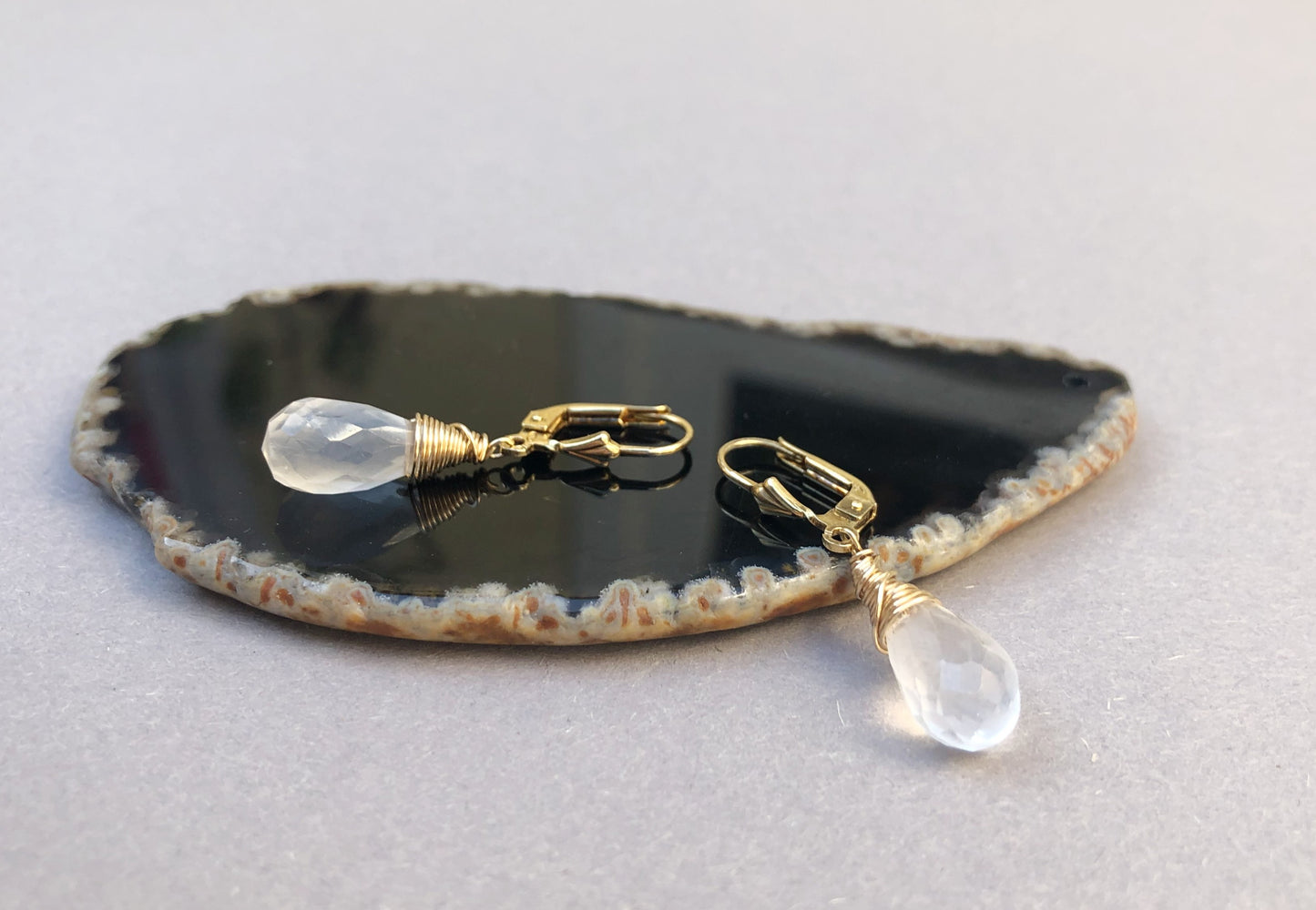 14k Goldfilled oorbellen met Chalcedoon druppel voor dames – elegant en handgemaakt