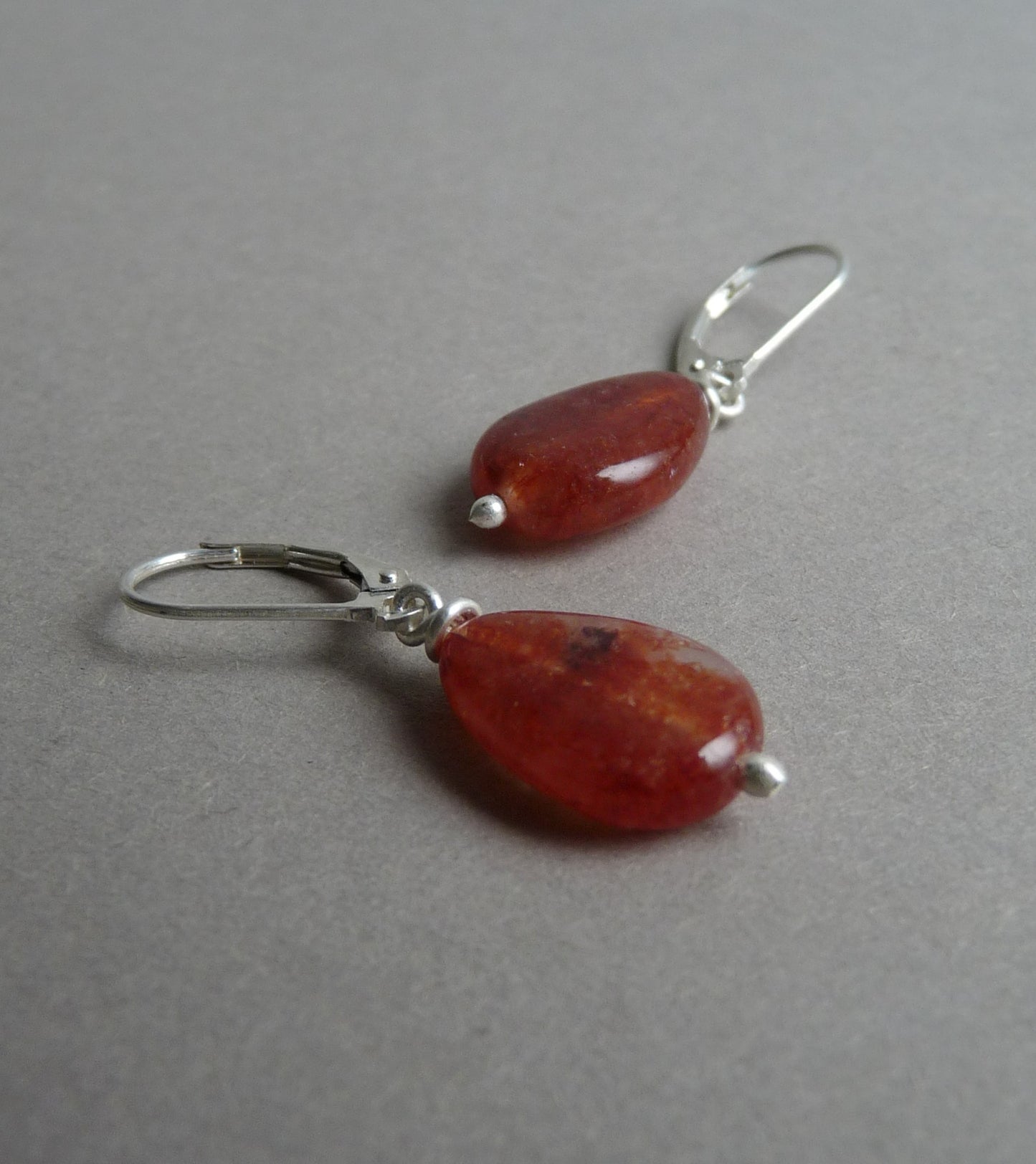 Zilveren oorbellen met rode Jaspis druppels – handgemaakt natuursteen oorbellen