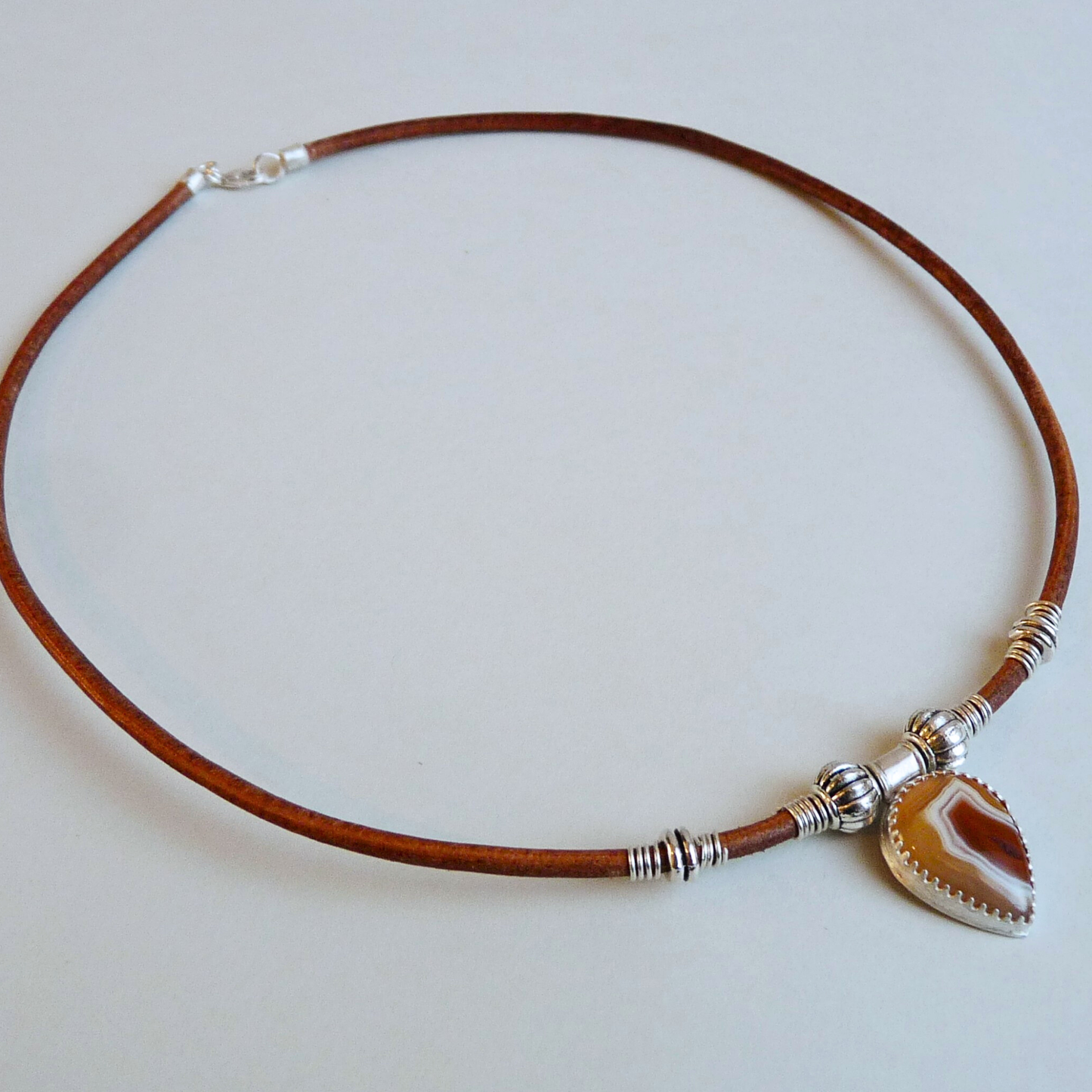 Halsketting voor dames – leren koordketting met Botswana Agaat hanger