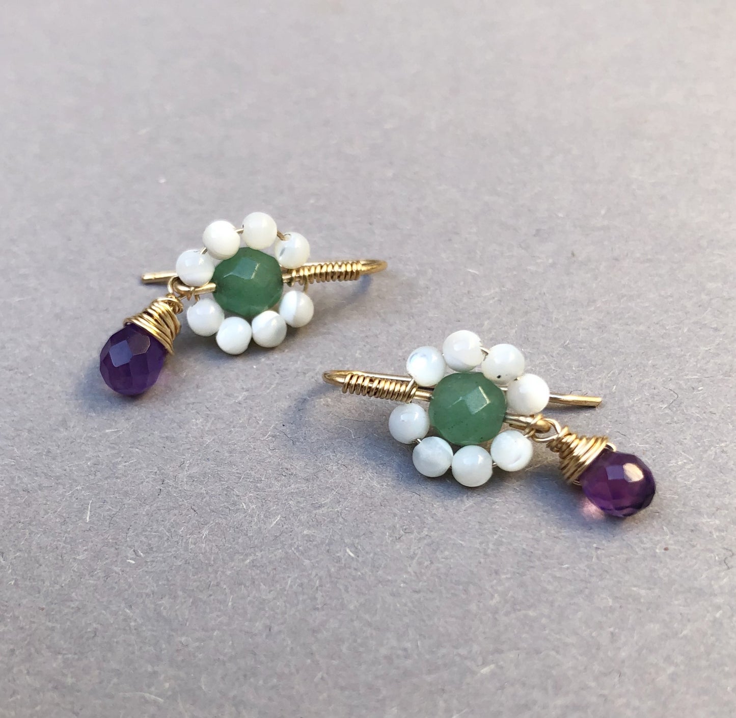 Goldfilled Ohrringe mit Amethyst und Aventurin – handgefertigter Schmuck mit floralen Details