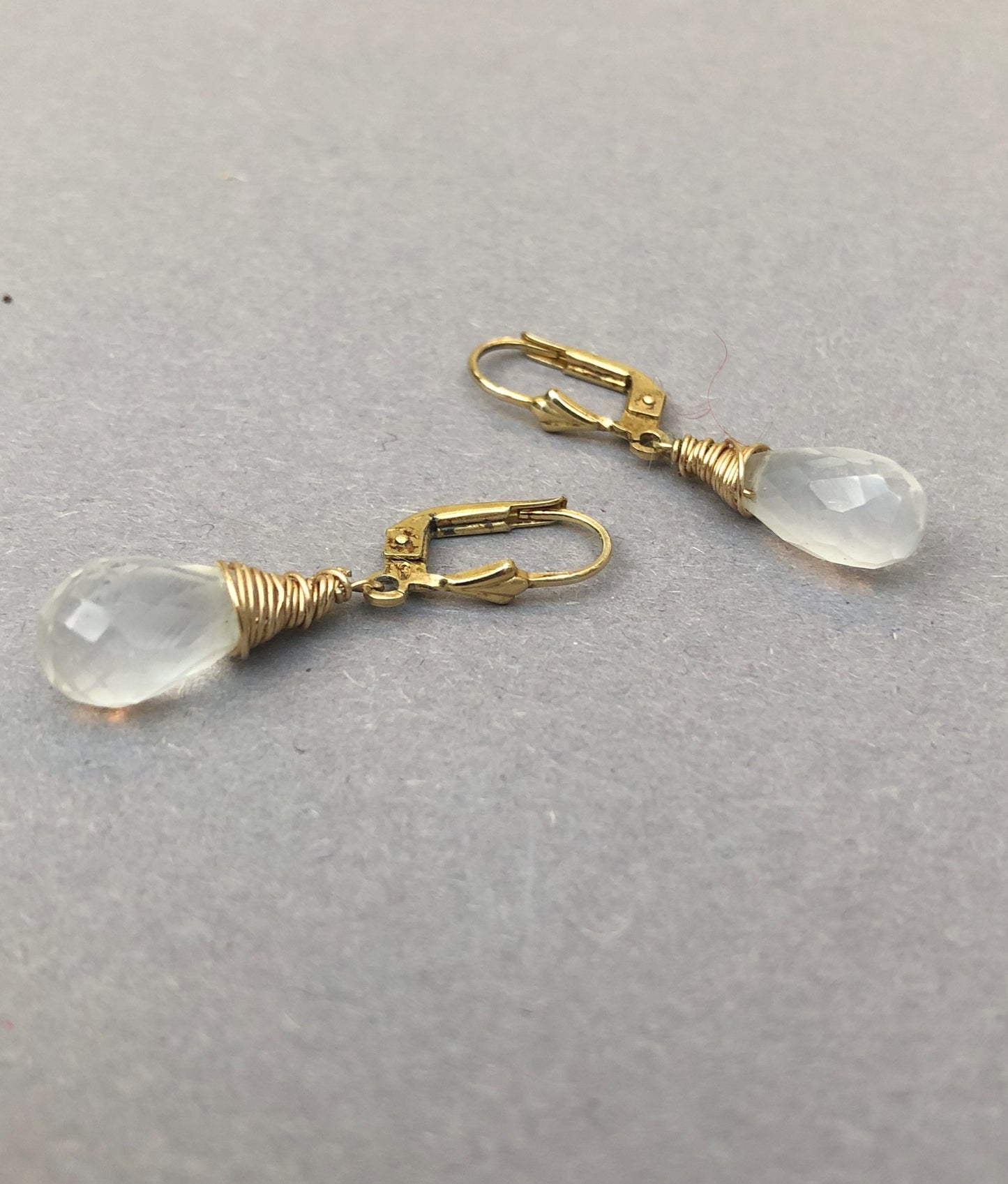 14k Goldfilled oorbellen met Chalcedoon druppel voor dames – elegant en handgemaakt