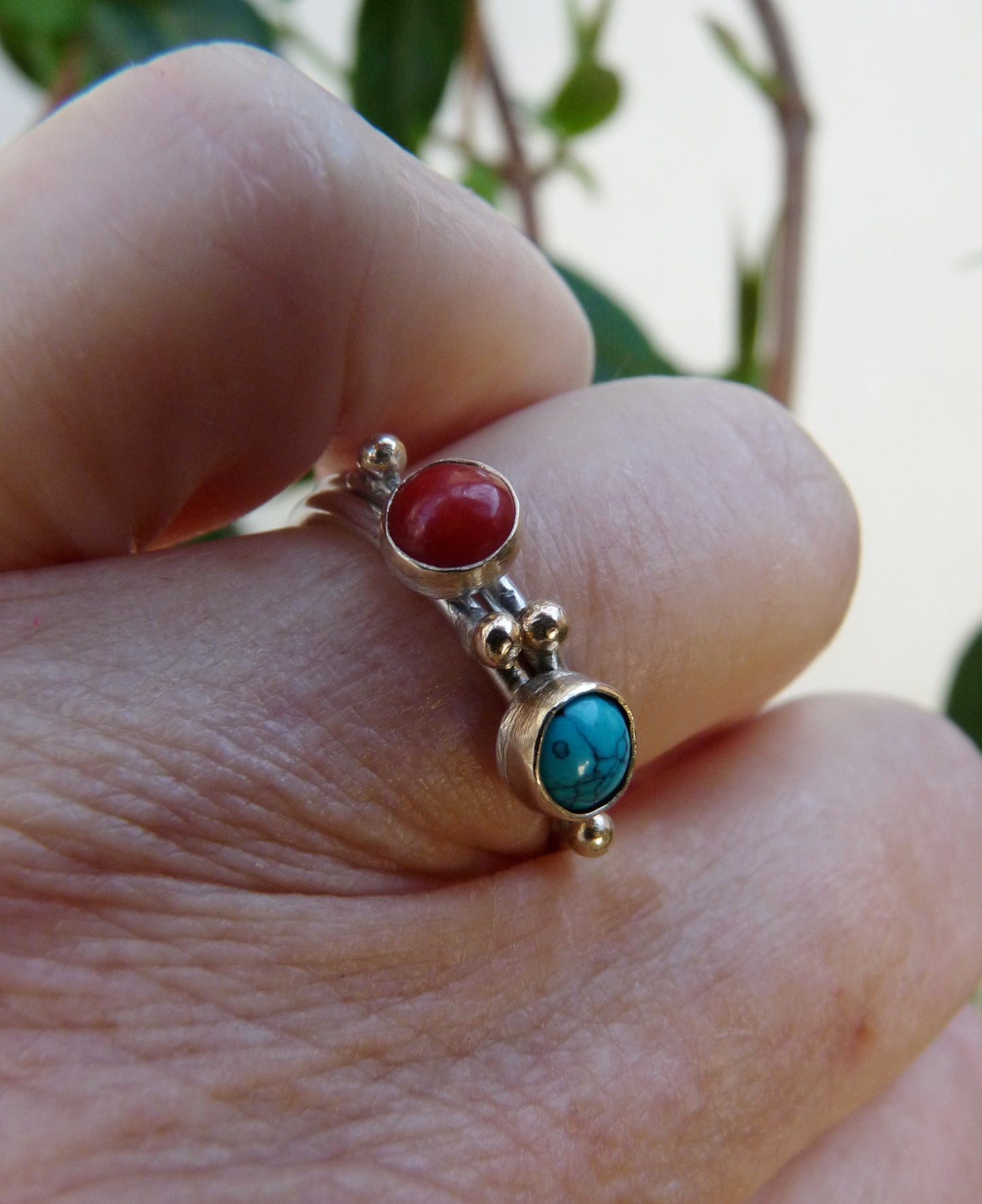 Gouden stapelringen set met koraal en turquoise – Handgemaakt | Zee en Koraal Set
