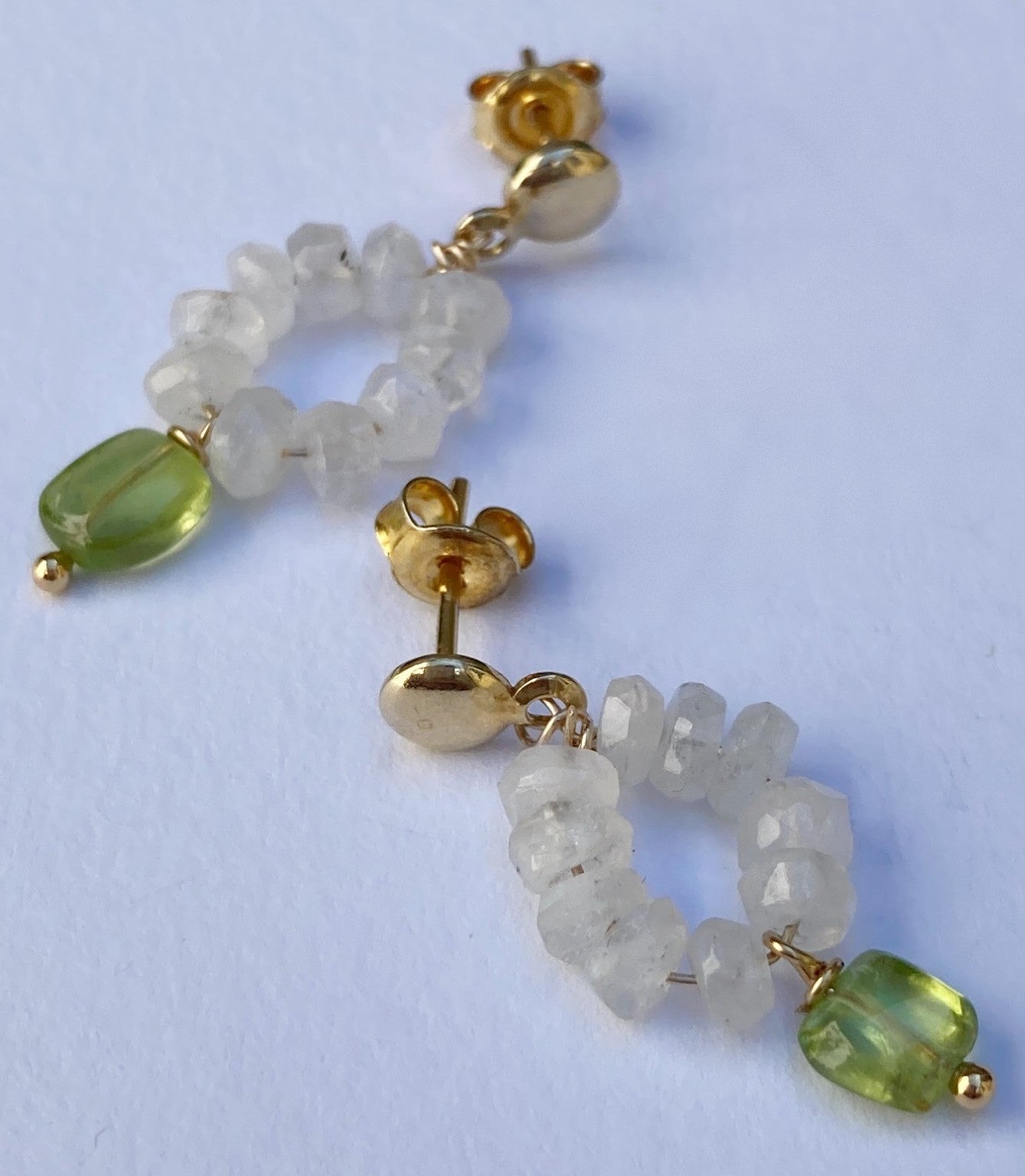 Maansteen en Peridot oorbellen – Handgemaakt in Enkhuizen