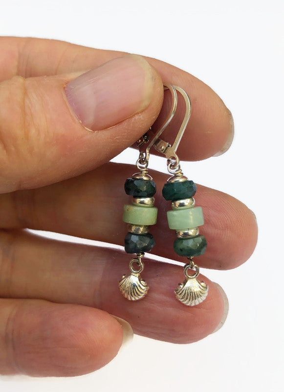 Lange Silberohrringe mit Smaragd und Amazonit