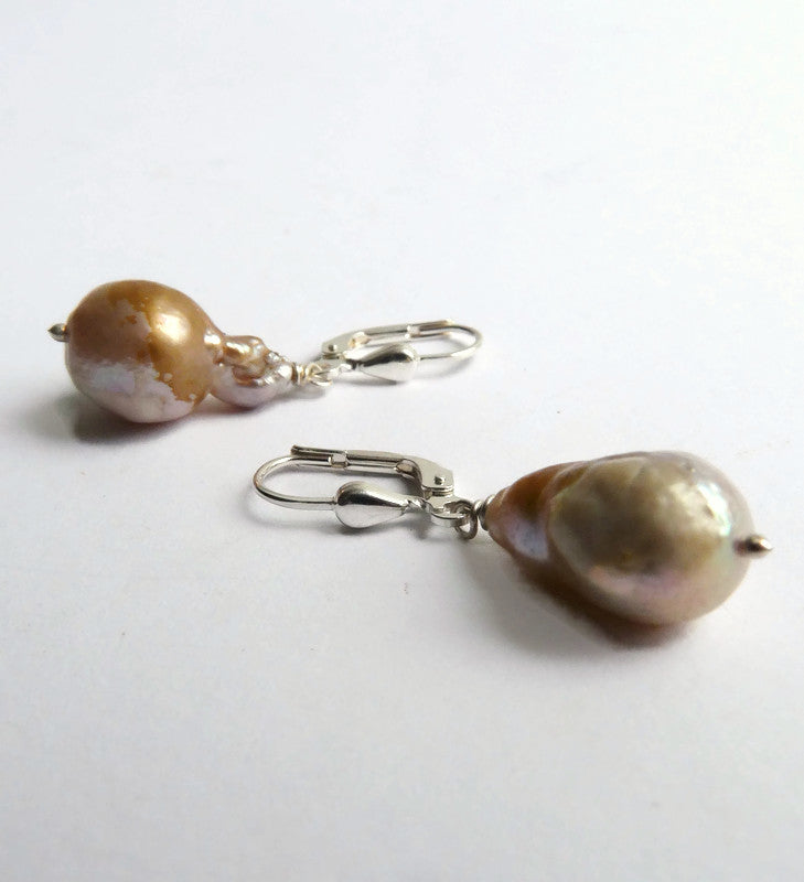 Tropfenförmige Süßwasserperlenohrringe mit Klapphaken aus Sterlingsilber