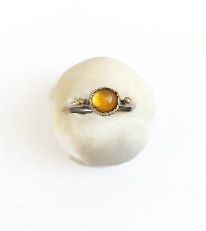 Stapelring aus Gold und Silber mit Citrin im Facettenschliff