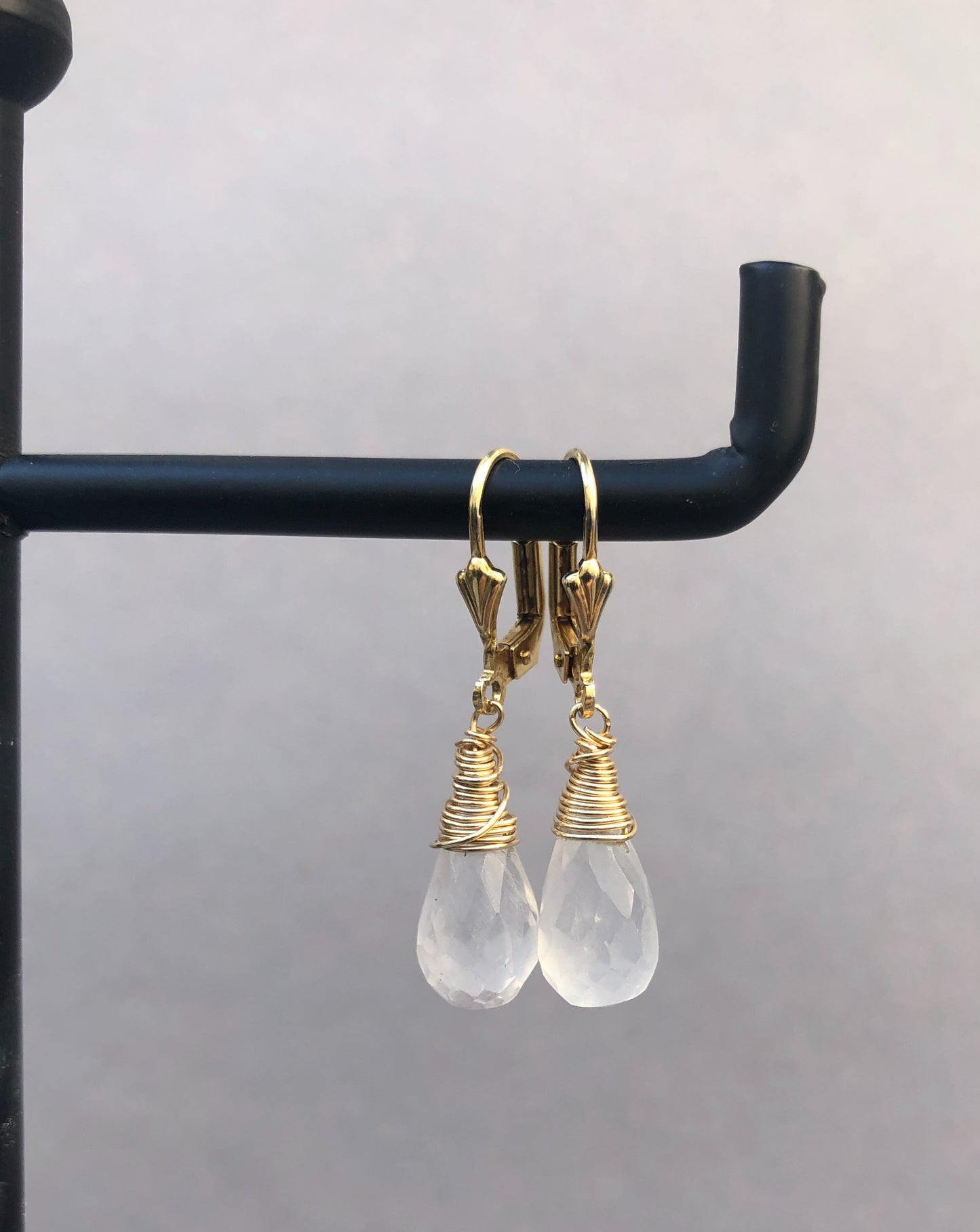 14k Goldfilled oorbellen met Chalcedoon druppel voor dames – elegant en handgemaakt