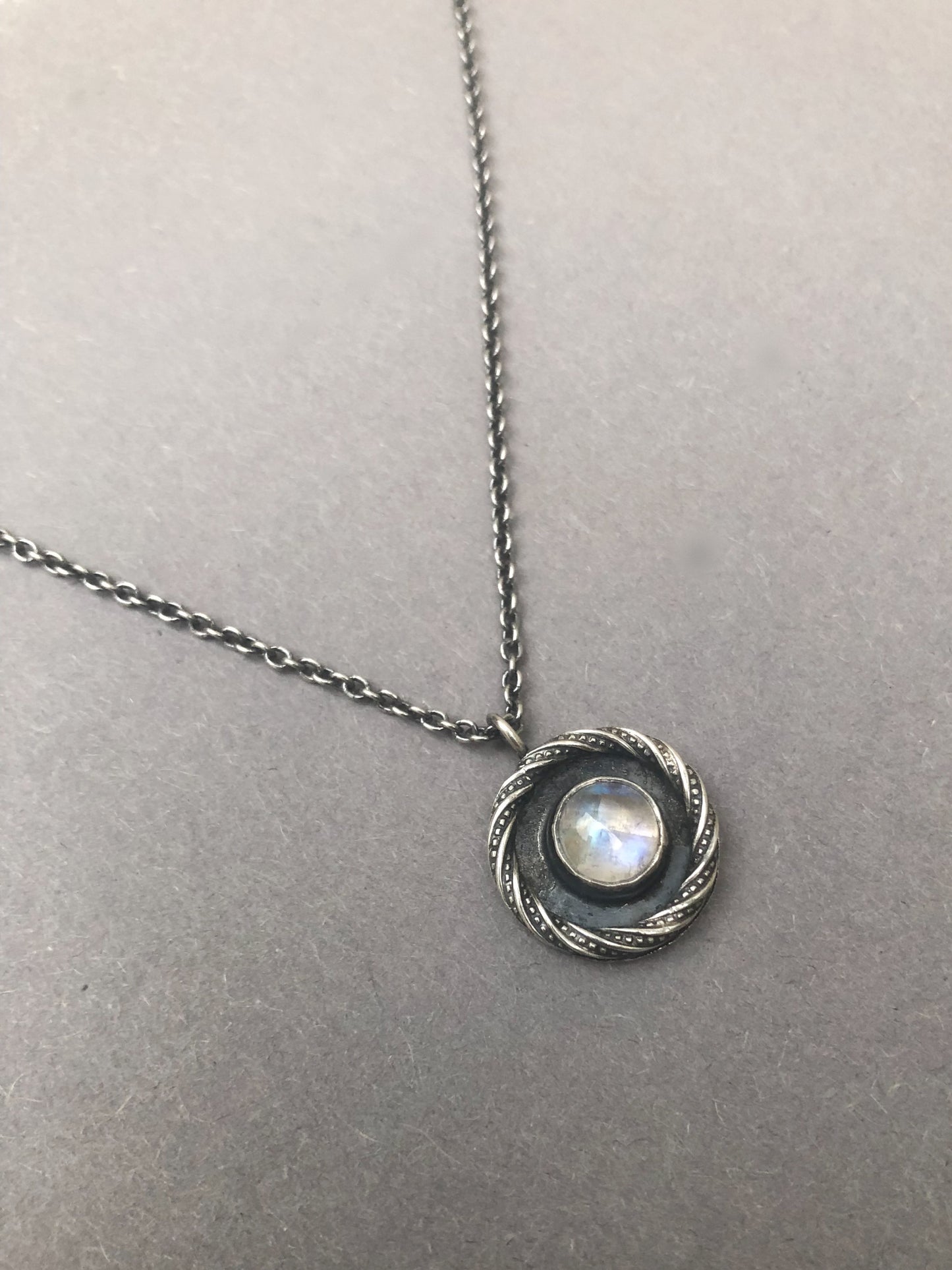 handgemaakte zilveren ketting met maansteen