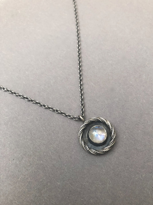 handgemaakte zilveren ketting met maansteen