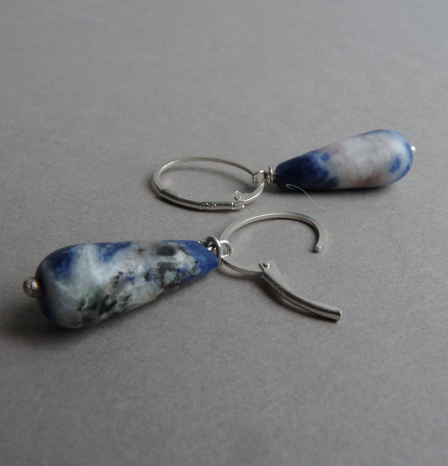 handgemaakte zilveren oorbellen met sodaliet