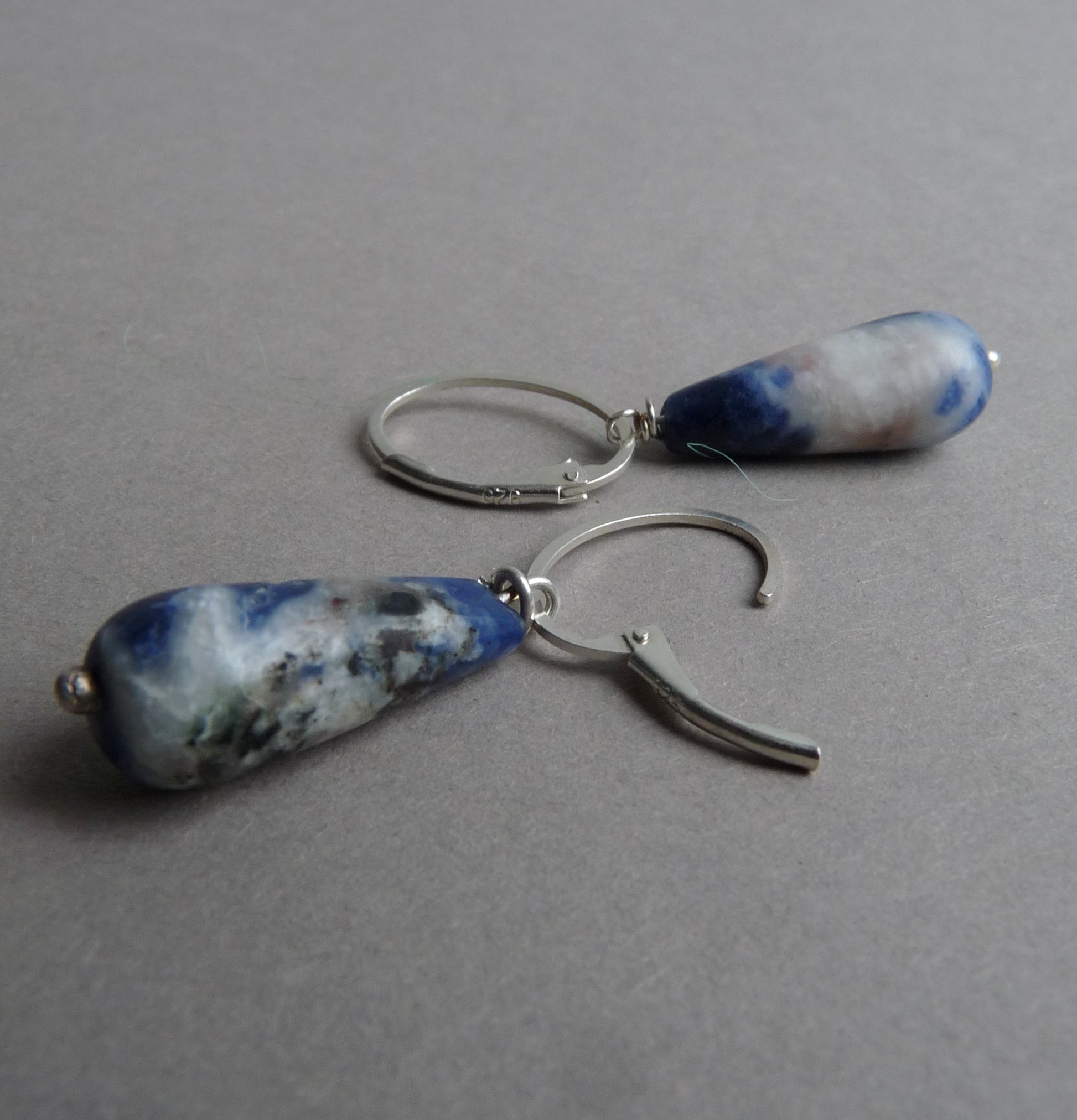 handgemaakte zilveren oorbellen met sodaliet