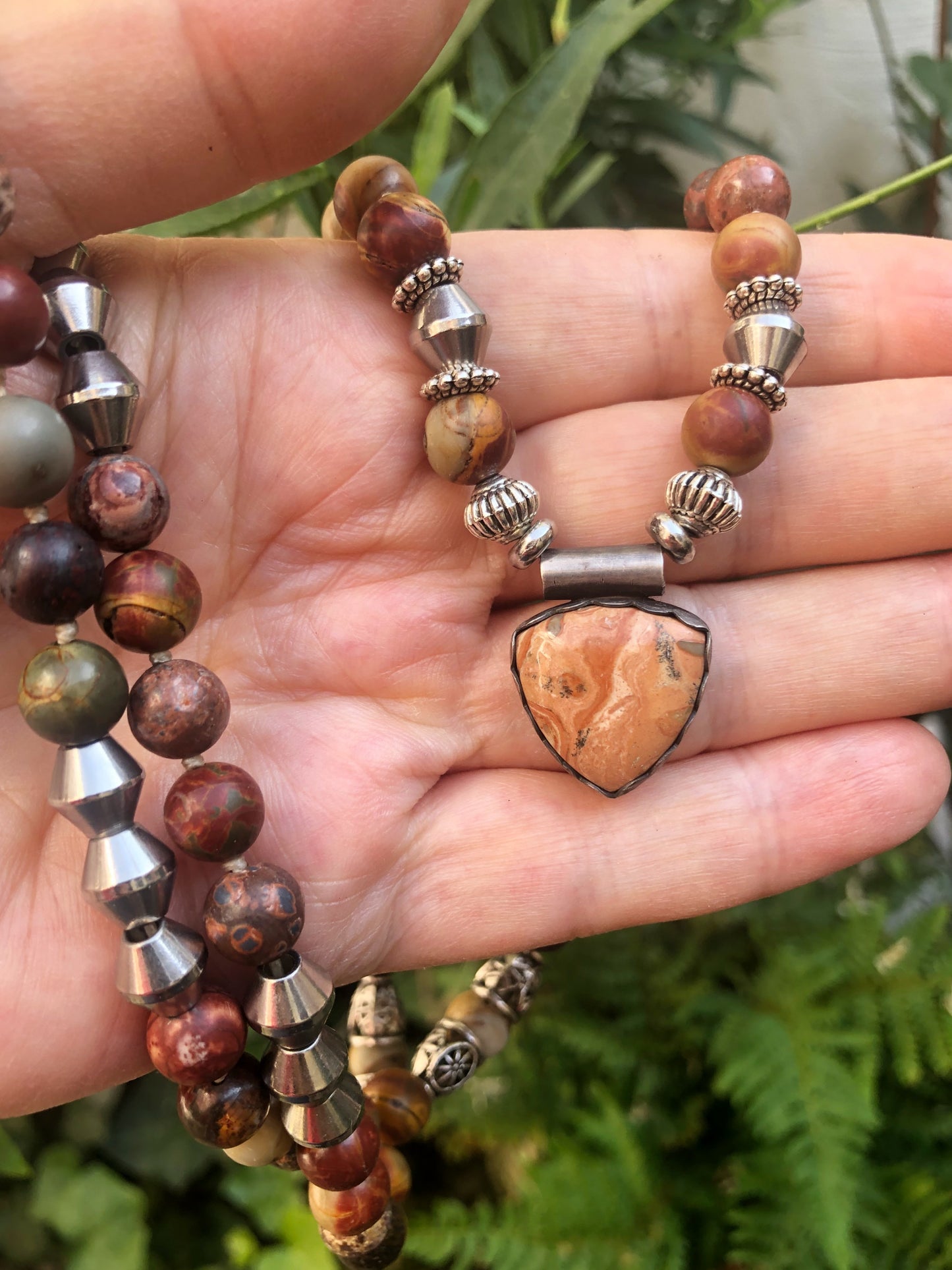 Einzigartiger Schmuck in Westfriesland – Robuste Herrenhalskette aus Jaspis und Edelstahl