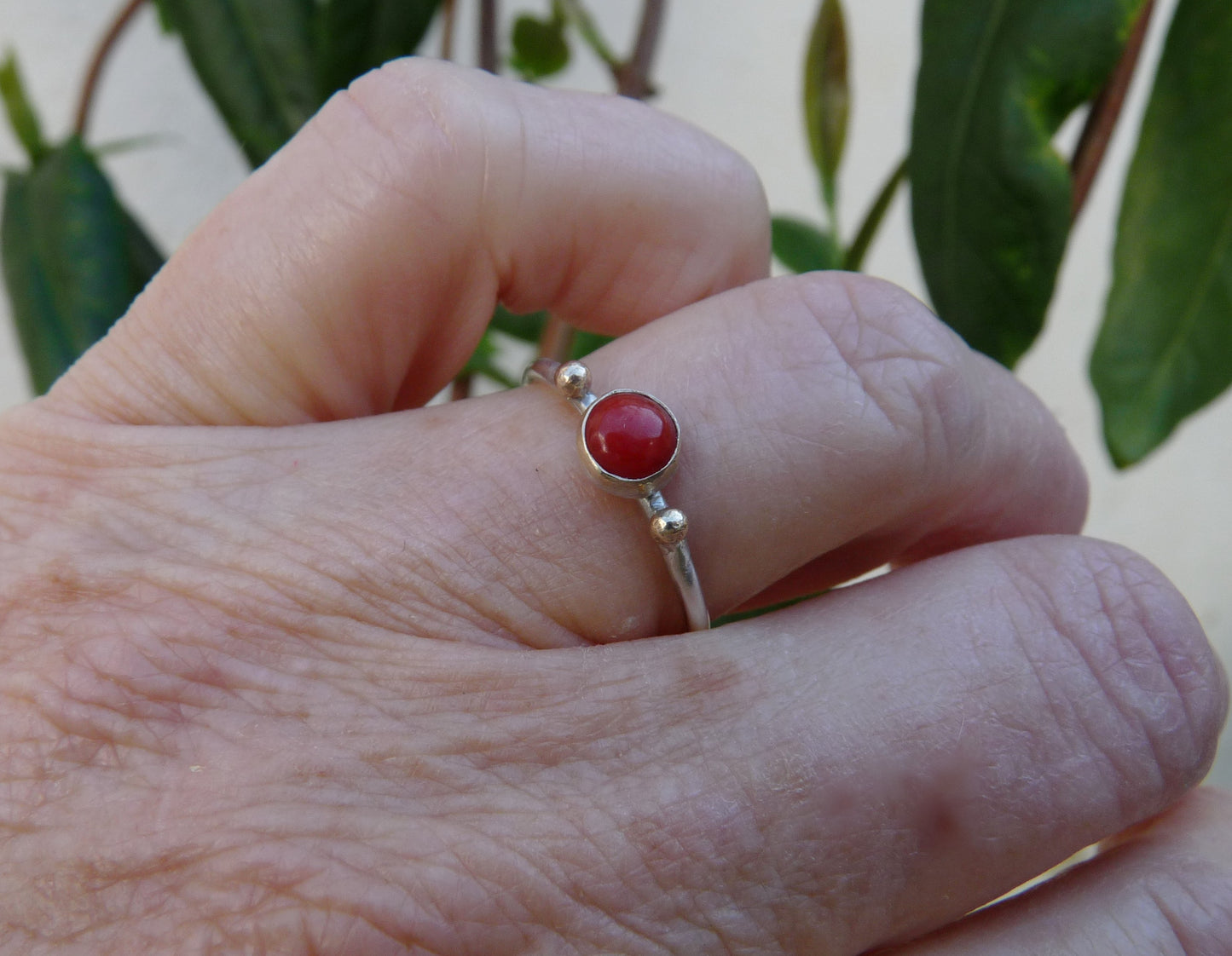 Dezenter Schiebering mit Koralle und 14 Karat Golddetails – Handgefertigtes Silber