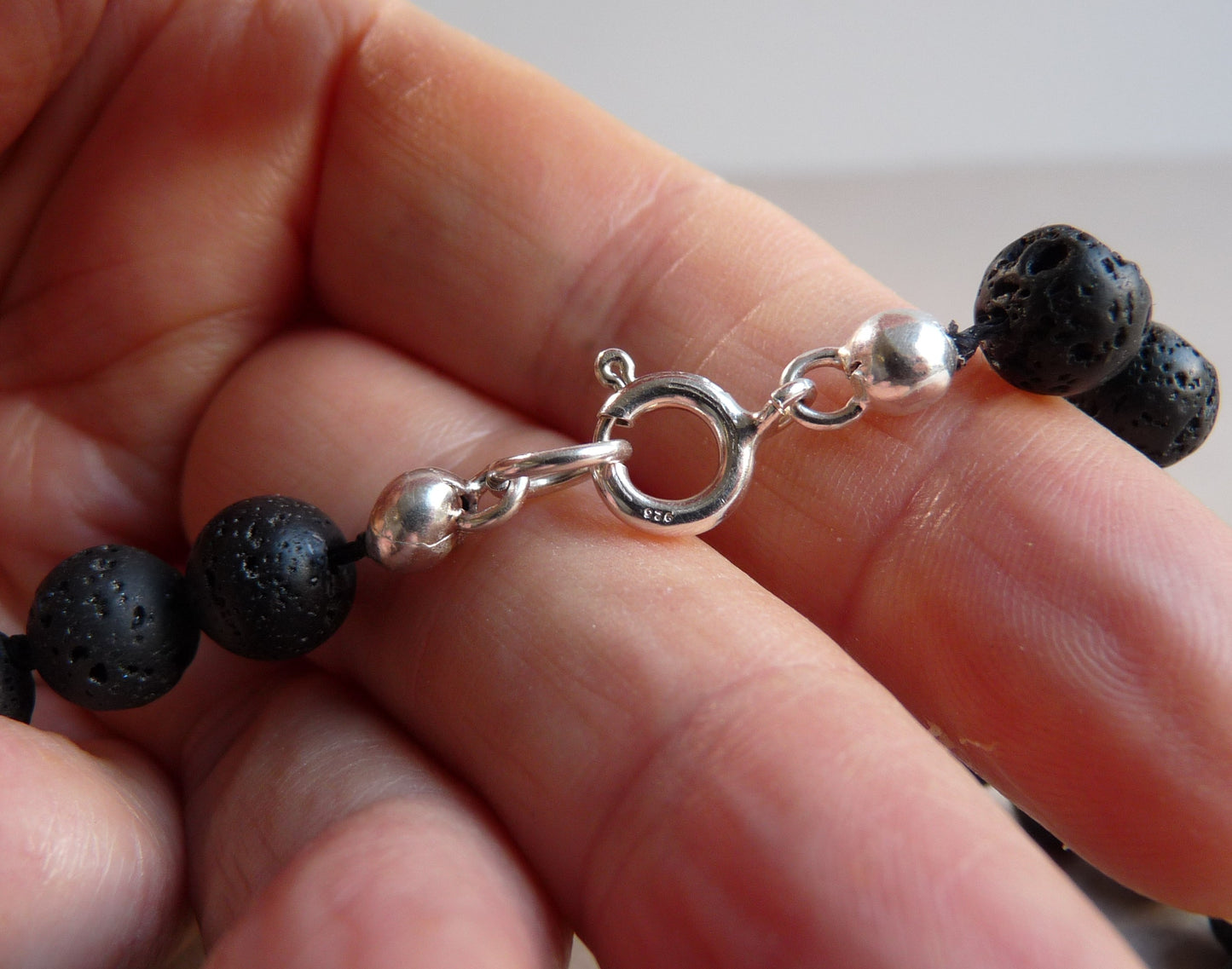 Heren ketting met Lava kralen – handgeknoopte natuurstenen ketting – zwarte ketting voor mannen