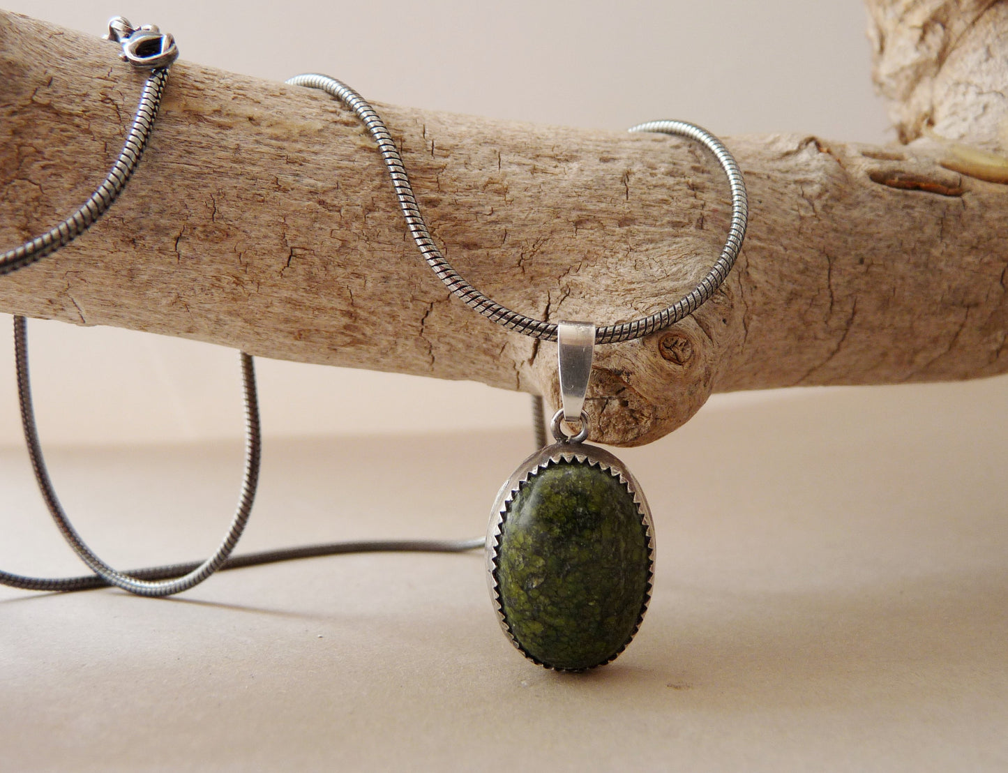 herenketting-met-groene-steen-closeup