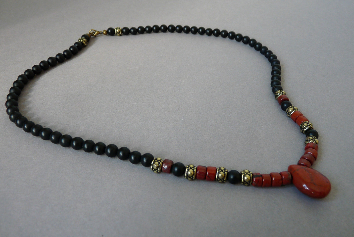 Herrenkette mit Onyx und rotem Jaspis – markant und bedeutungsvoll