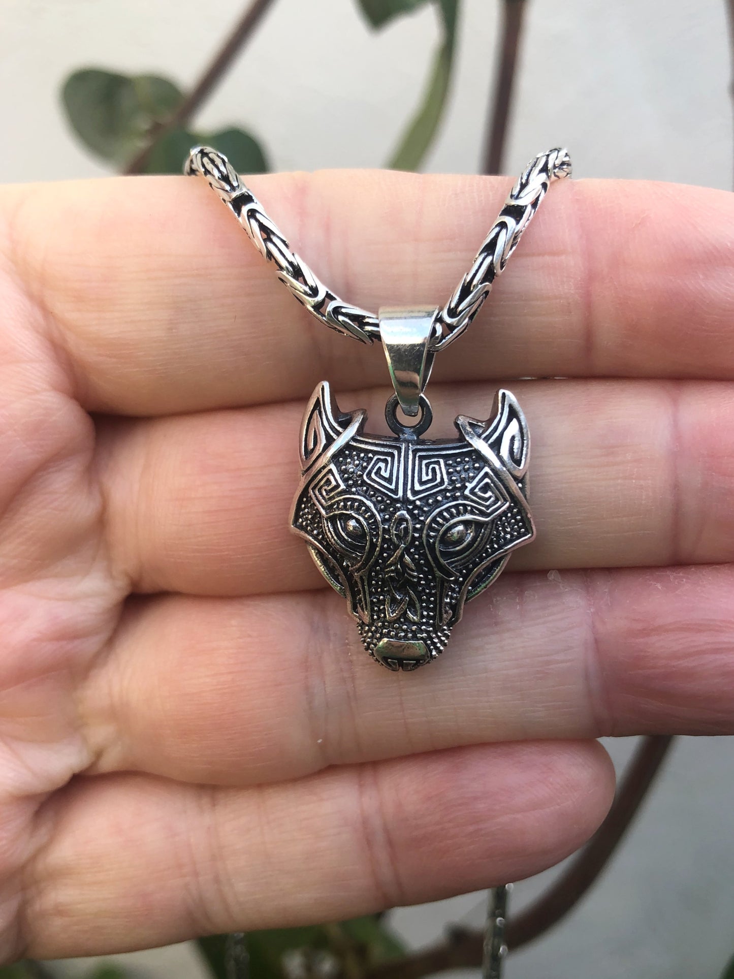 Silberne byzantinische Herrenhalskette mit Wolfskopf-Anhänger