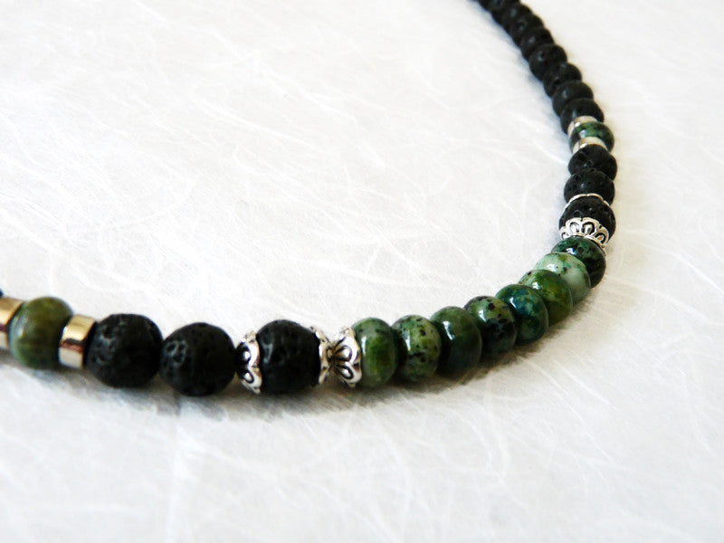 Kurze Herren-Perlenkette mit Natursteinen – Chrysokoll- und Lavaperlen