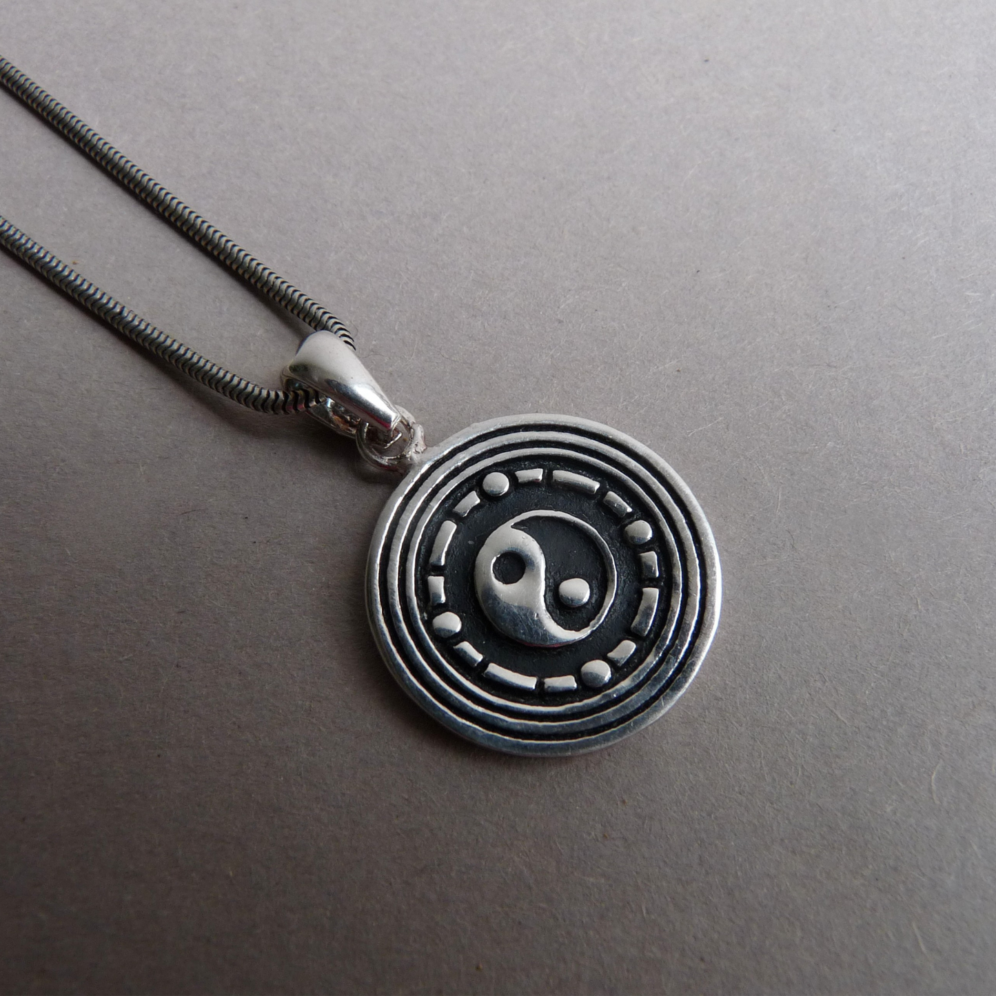 Stilvolle Herrenkette in Silber – spiritueller Schmuck für Männer