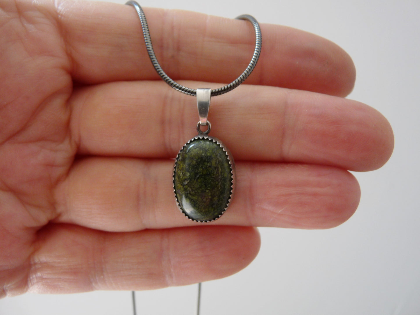 Zilveren herenketting met groene Serpentijn hanger