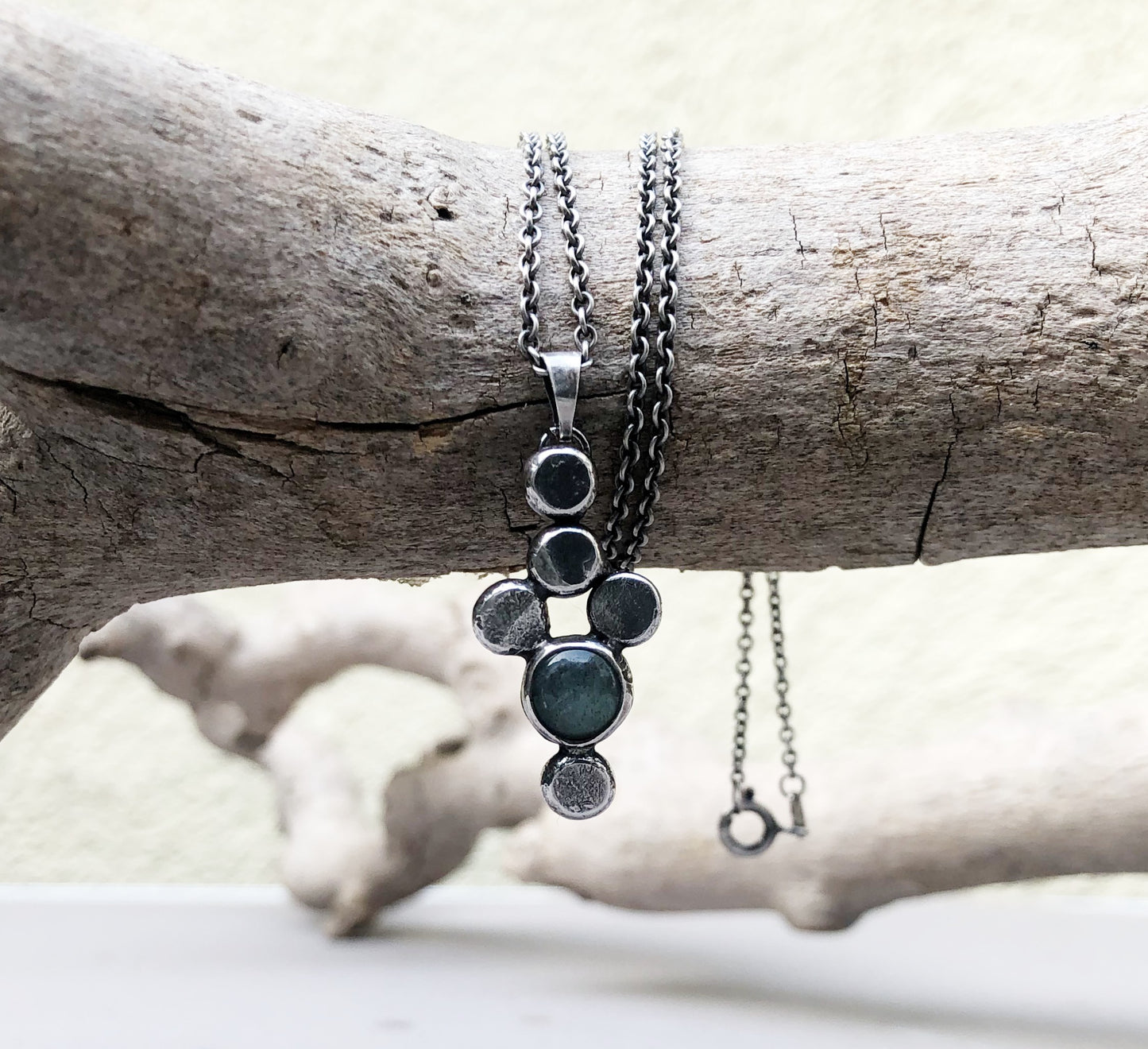 Herrenkette aus Silber mit Labradorit – kraftvoll und bedeutungsvoll