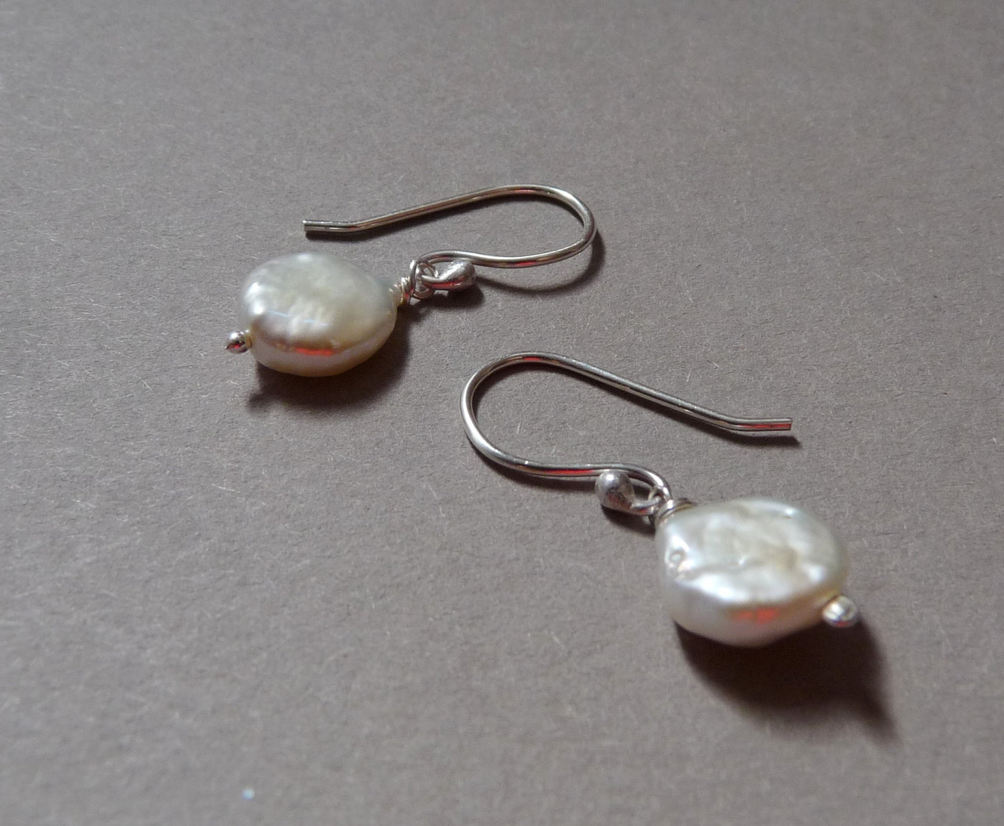 klassieke pareloorbellen voor de bruid met zilveren muntparels