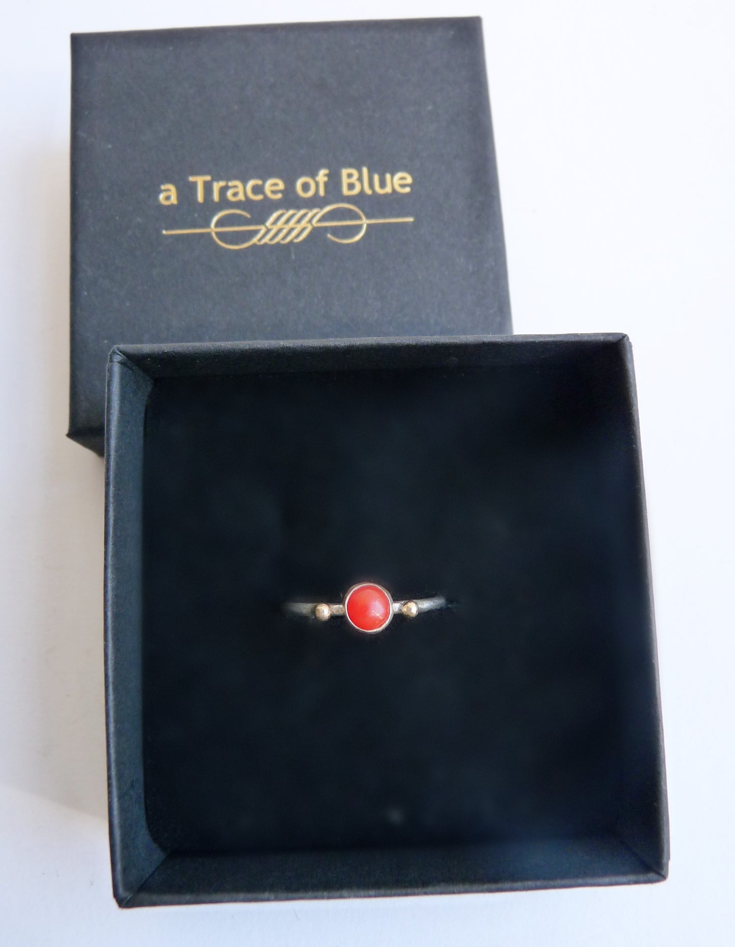 Dezenter Schiebering mit Koralle und 14 Karat Golddetails – Handgefertigtes Silber