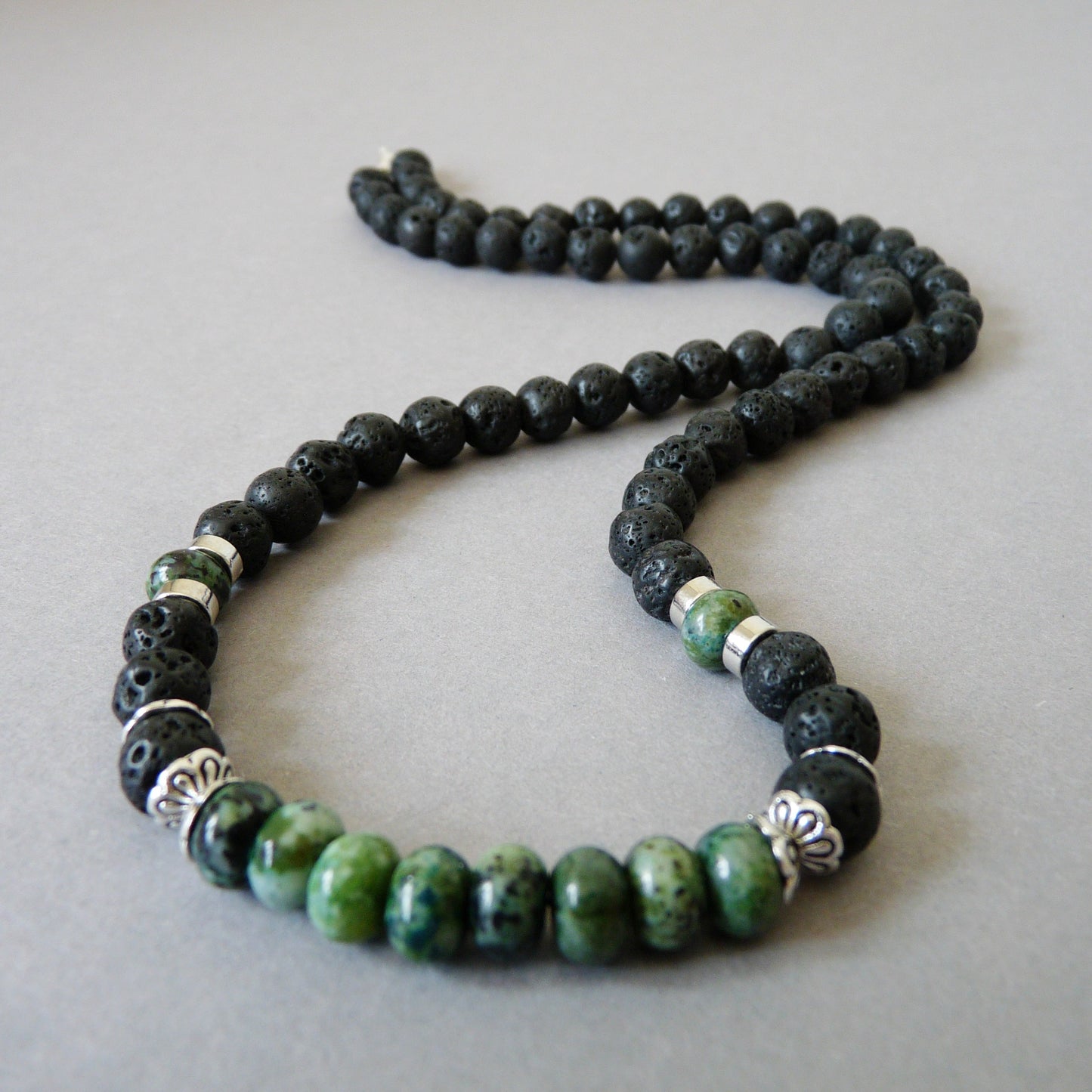 Kurze Herren-Perlenkette mit Natursteinen – Chrysokoll- und Lavaperlen