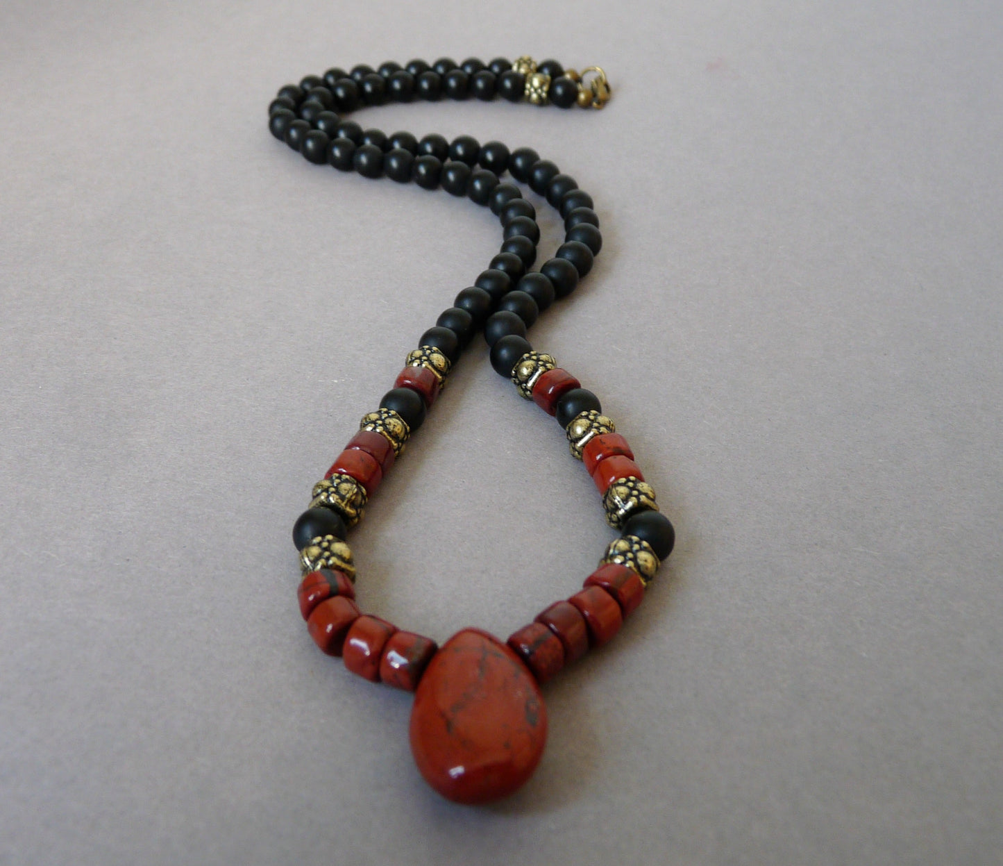 Herrenkette mit Onyx und rotem Jaspis – markant und bedeutungsvoll