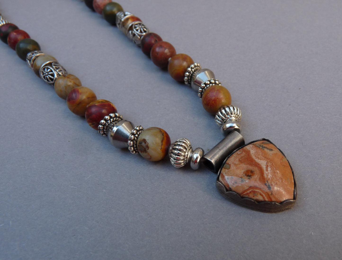 Einzigartiger Schmuck in Westfriesland – Robuste Herrenhalskette aus Jaspis und Edelstahl