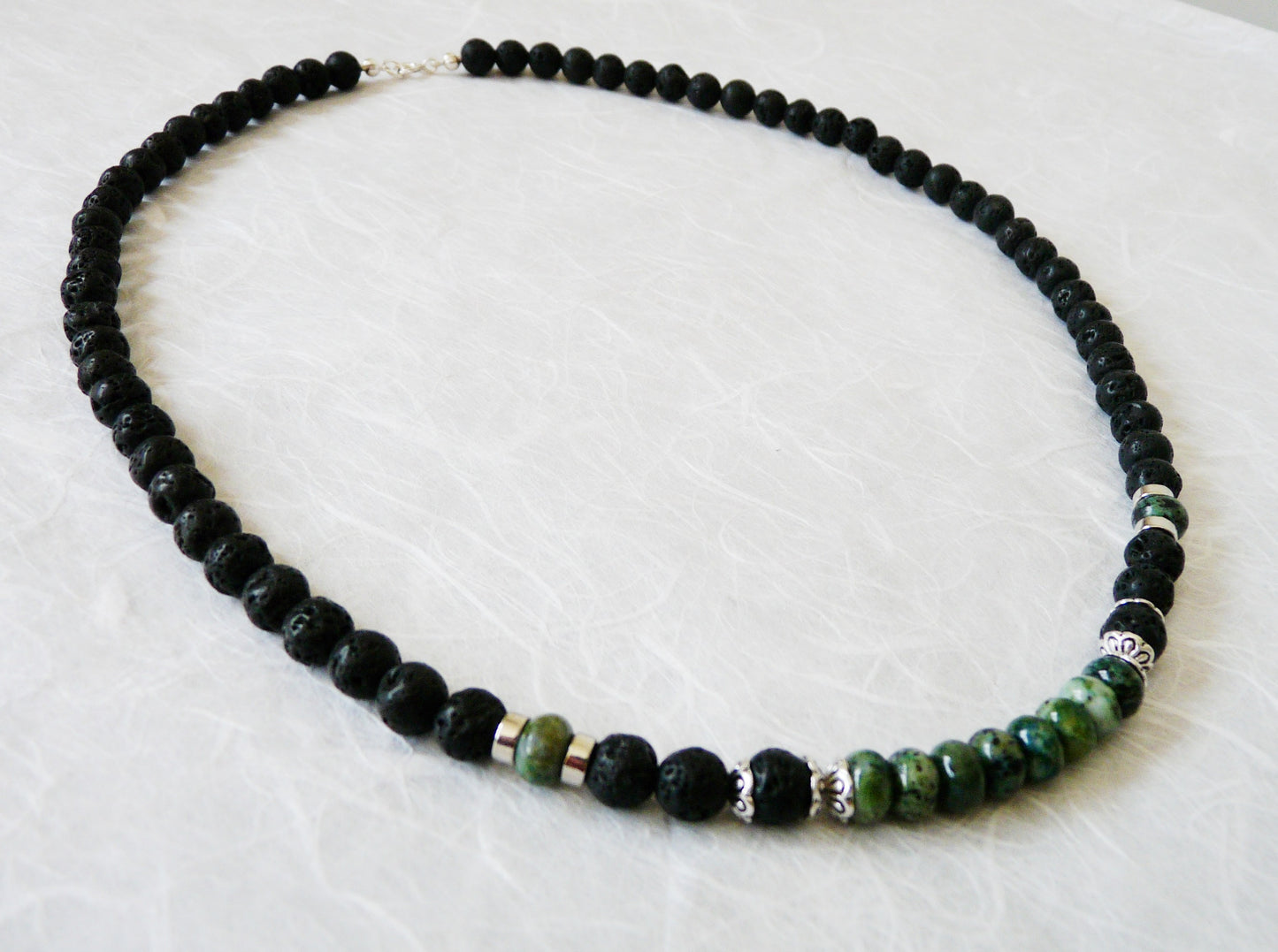 Kurze Herren-Perlenkette mit Natursteinen – Chrysokoll- und Lavaperlen