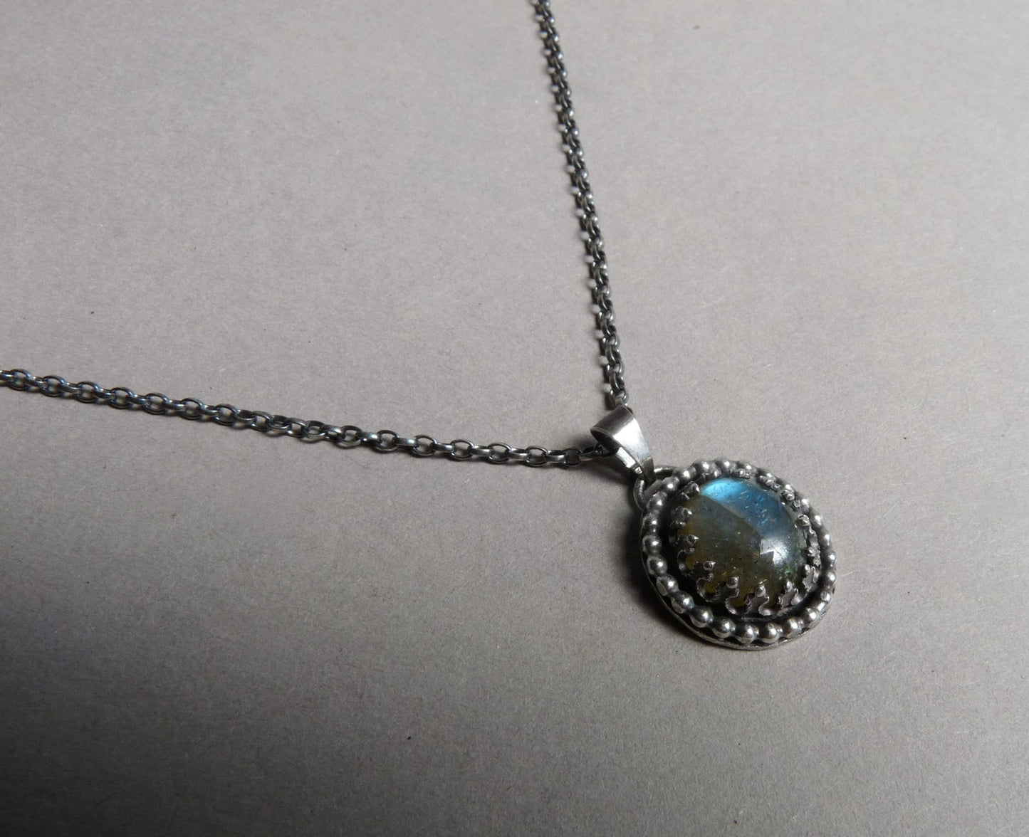 labradoriet hanger kroontjeszetting pareldraad