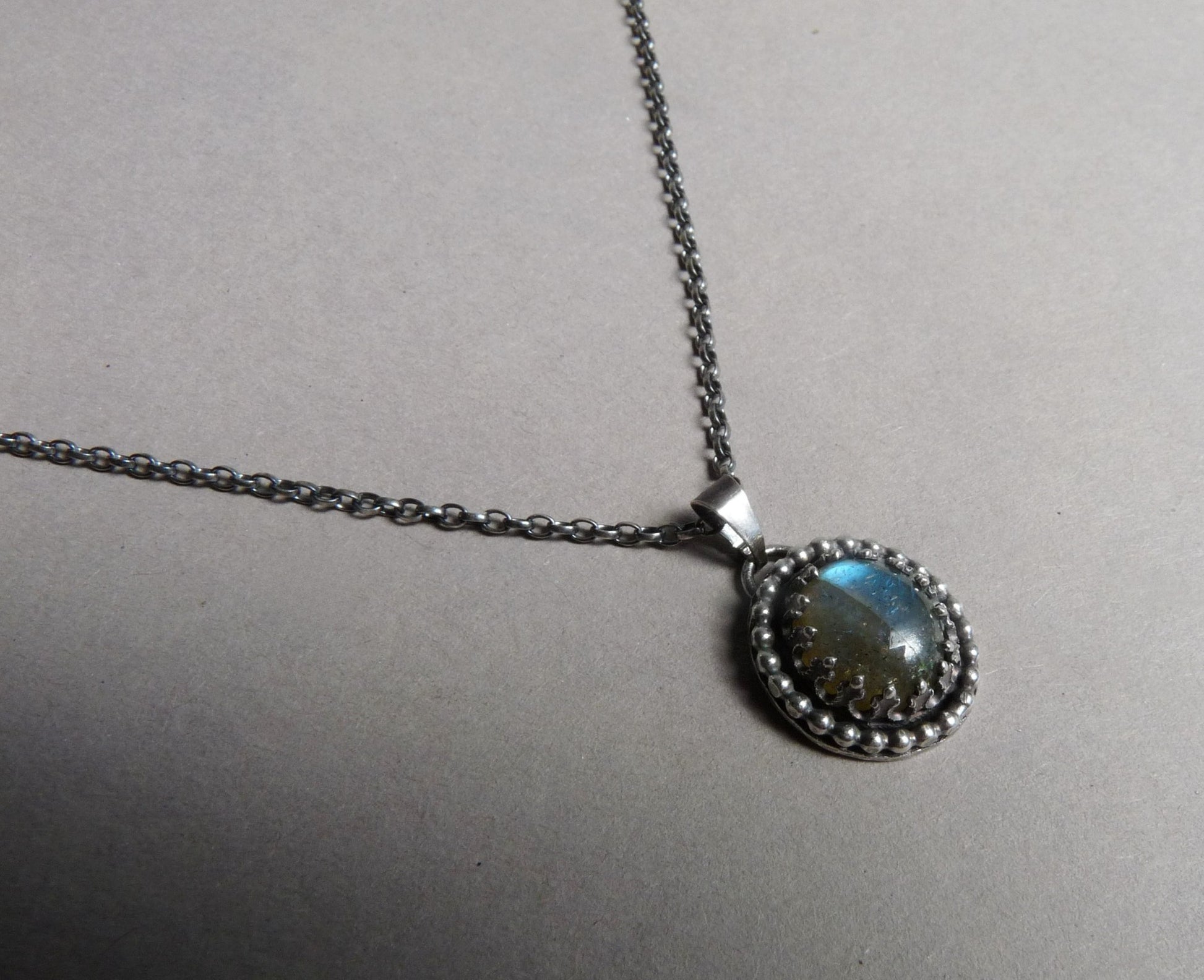 labradoriet hanger kroontjeszetting pareldraad