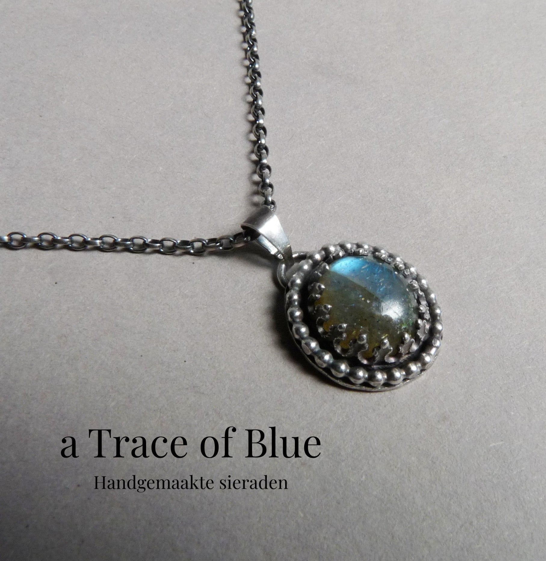 labradoriet ketting geoxideerd zilver close up