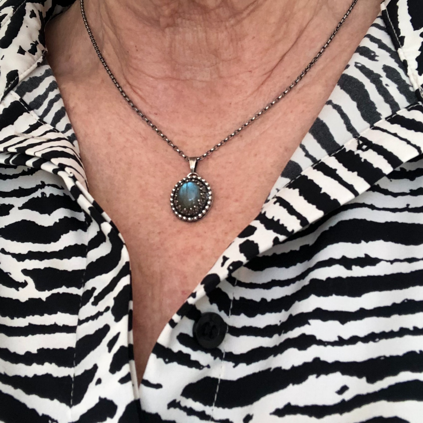 Labradoriet hanger ketting – klassiek met een vleug mystiek