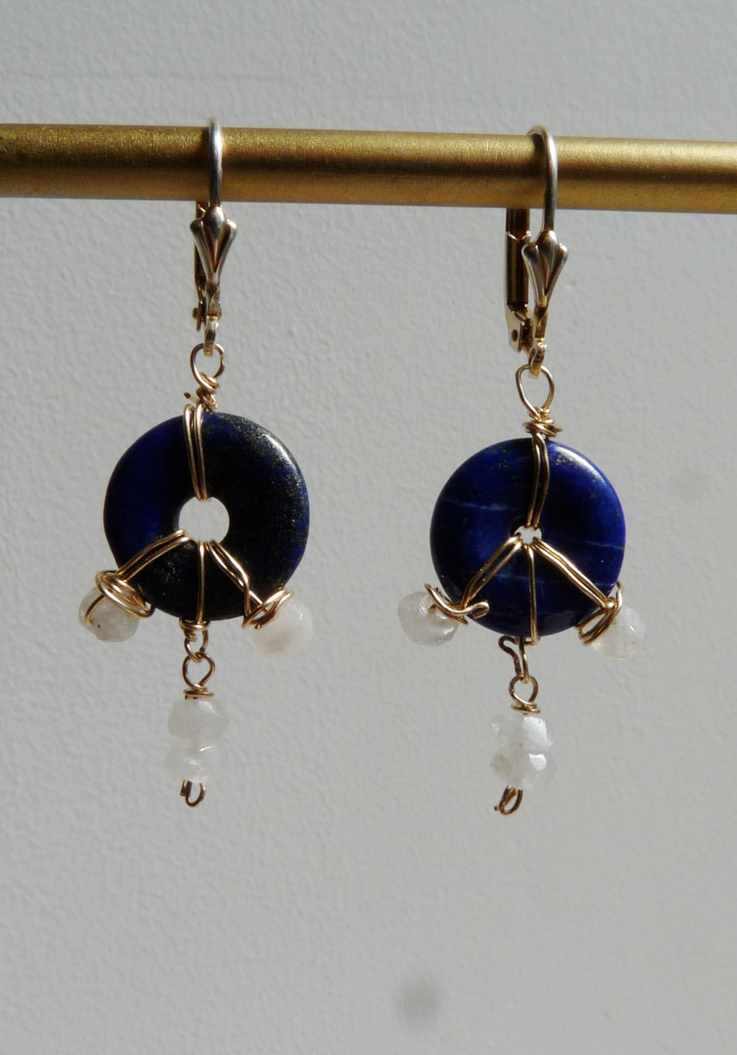 14 Karat vergoldete Ohrringe – Mondstein und Lapislazuli