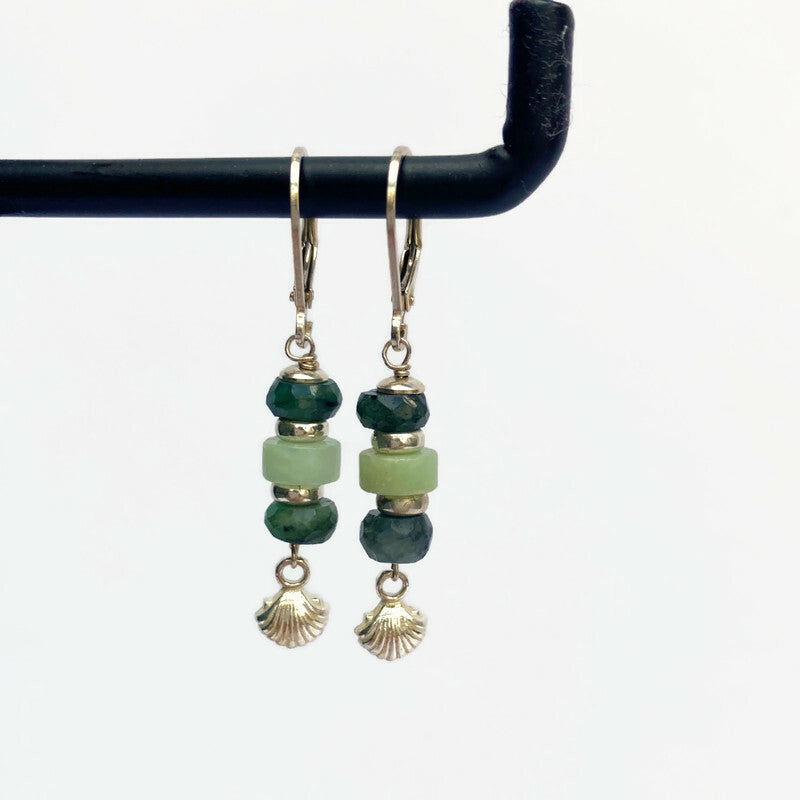 Lange Silberohrringe mit Smaragd und Amazonit