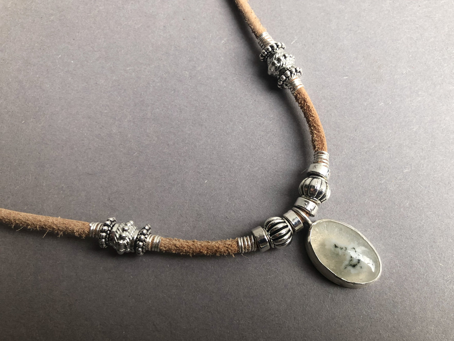 Lederhalskette für Herren mit Dendriten-Achat-Anhänger