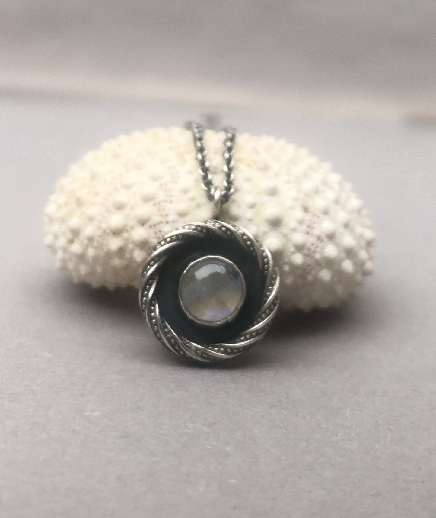 Zilveren Halsketting met Maansteen – Draag Je Kracht